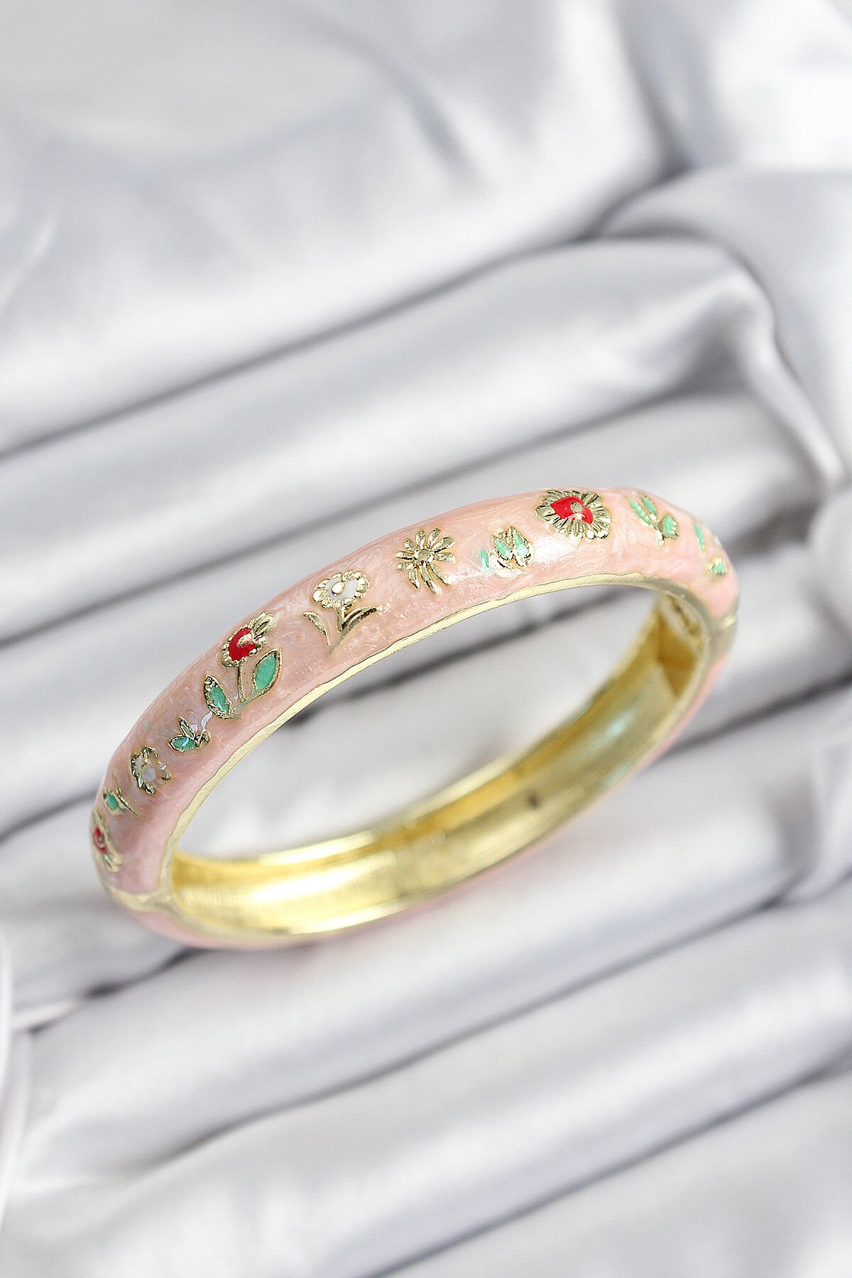 Mineli Pirinç Pembe Çiçek Motifli Gold Renk Kadın Kelepçe - TJ-BB7375