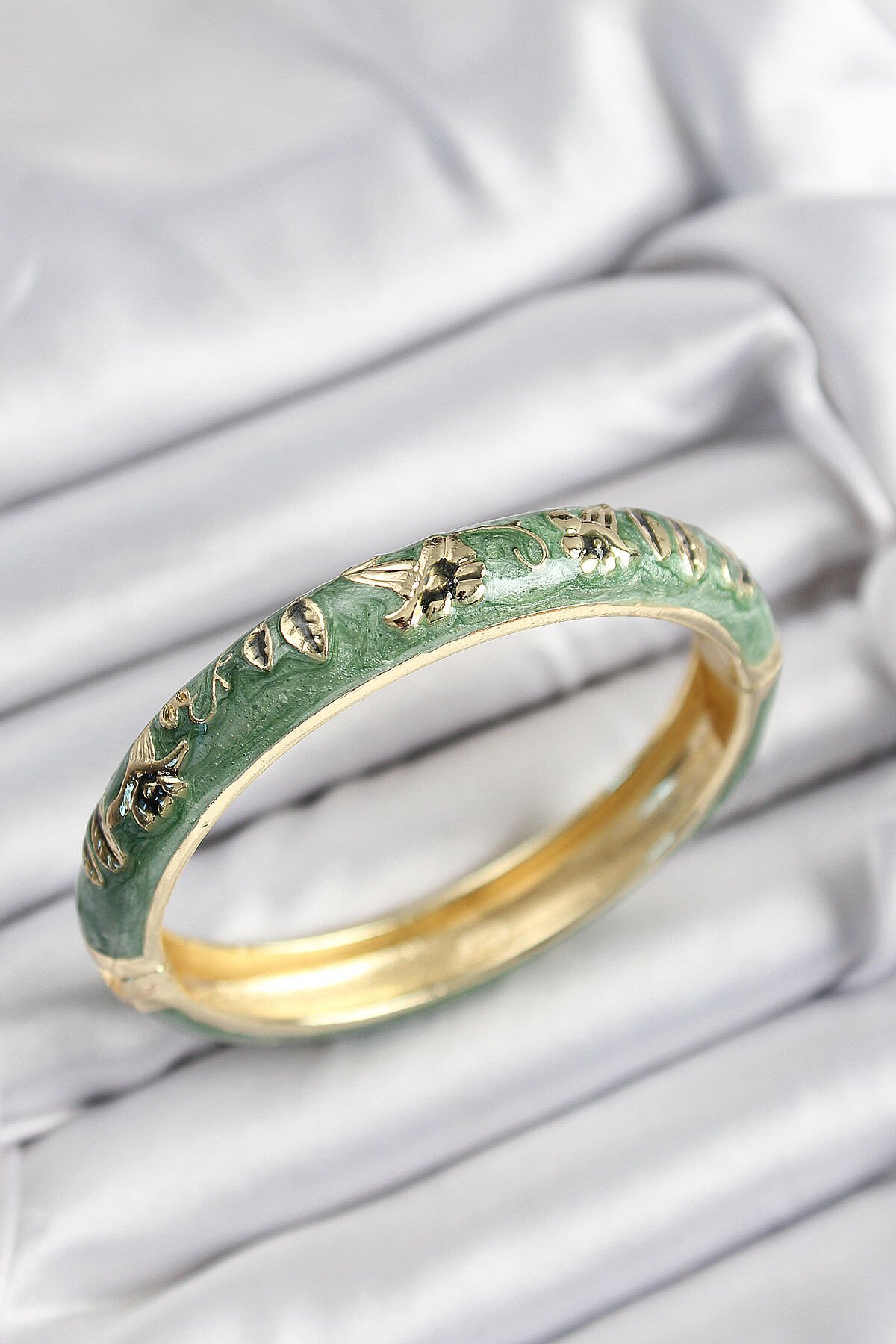 Mineli Pirinç Yeşil Çiçek Motifli Gold Renk Kadın Kelepçe - TJ-BB7378