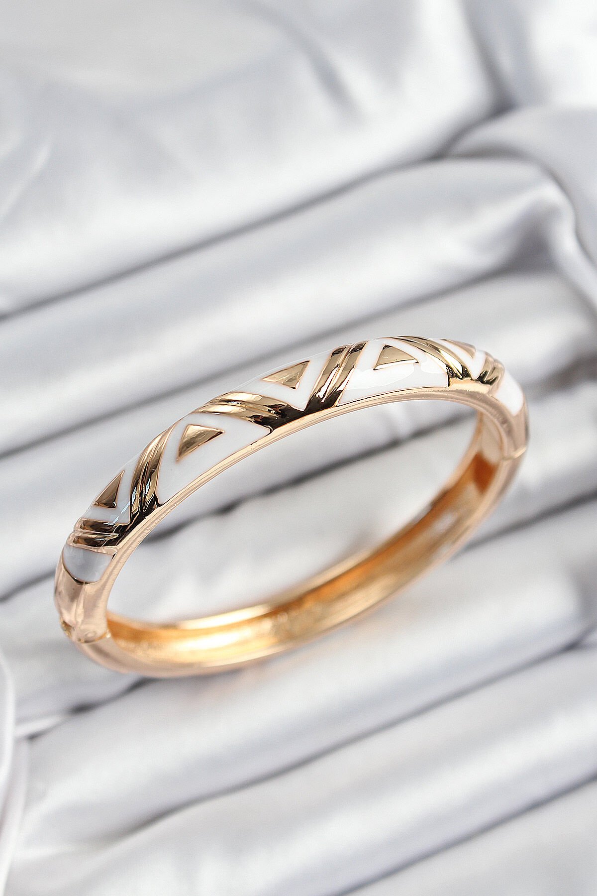 Mineli Pirinç Beyaz Üçgen Motifli Gold Renk Kadın Kelepçe - TJ-BB7380