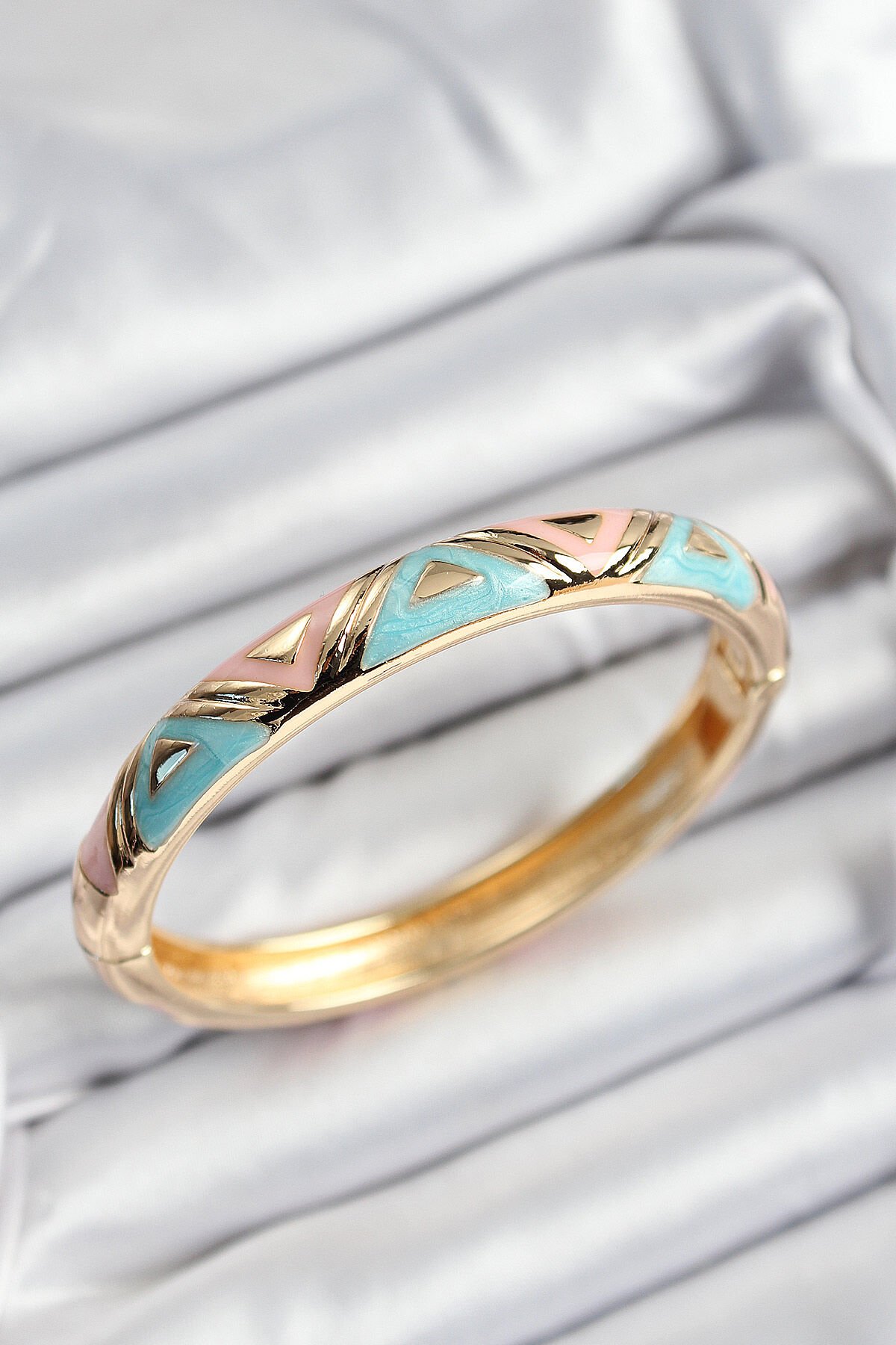 Mineli Pirinç Pembe Ve Mavi Üçgen Motifli Gold Renk Kadın Kelepçe - TJ-BB7381