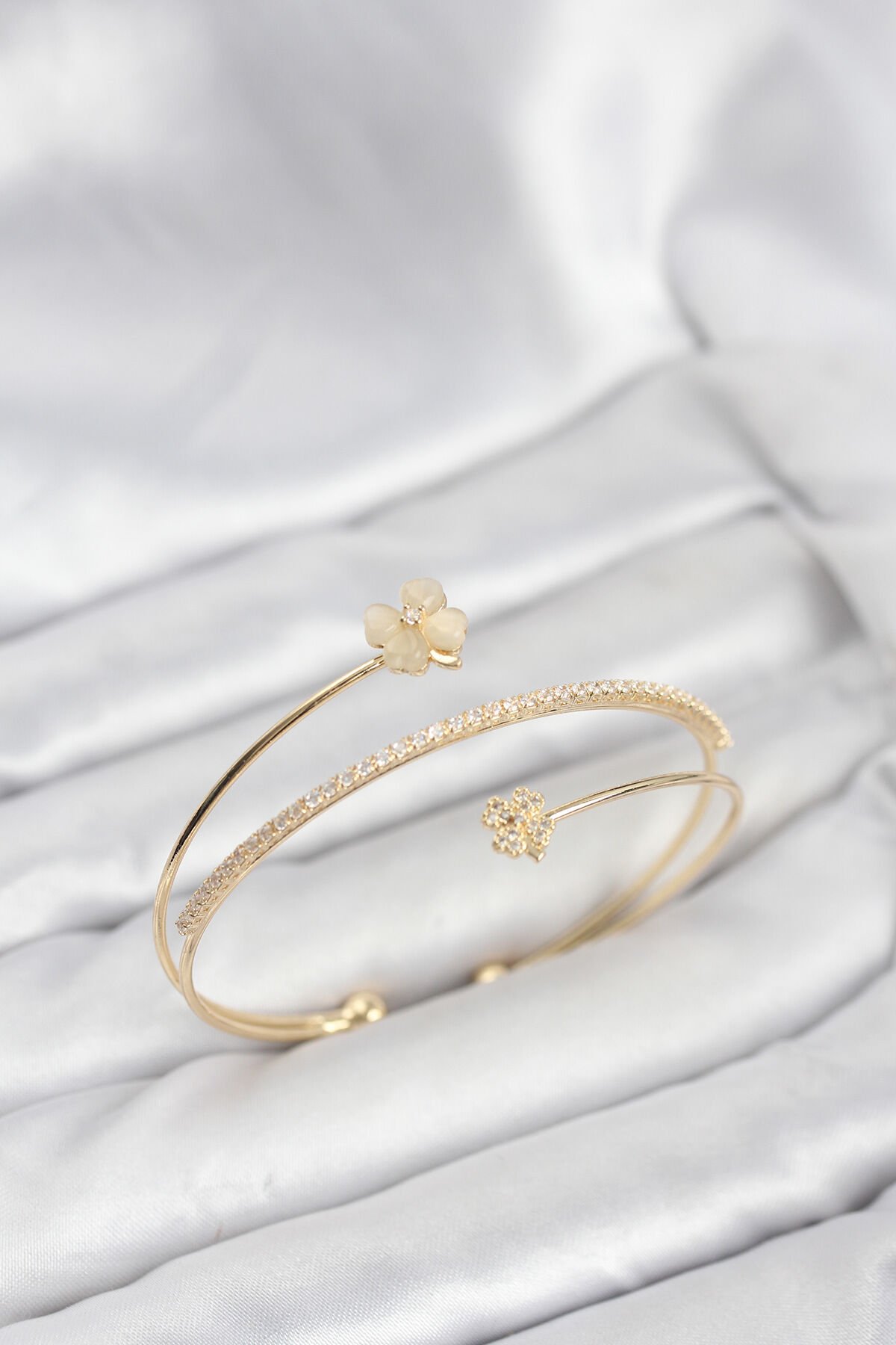 Yonca Çiçek Model Pirinç Gold Renk Kadın Bileklik - TJ-BB8257