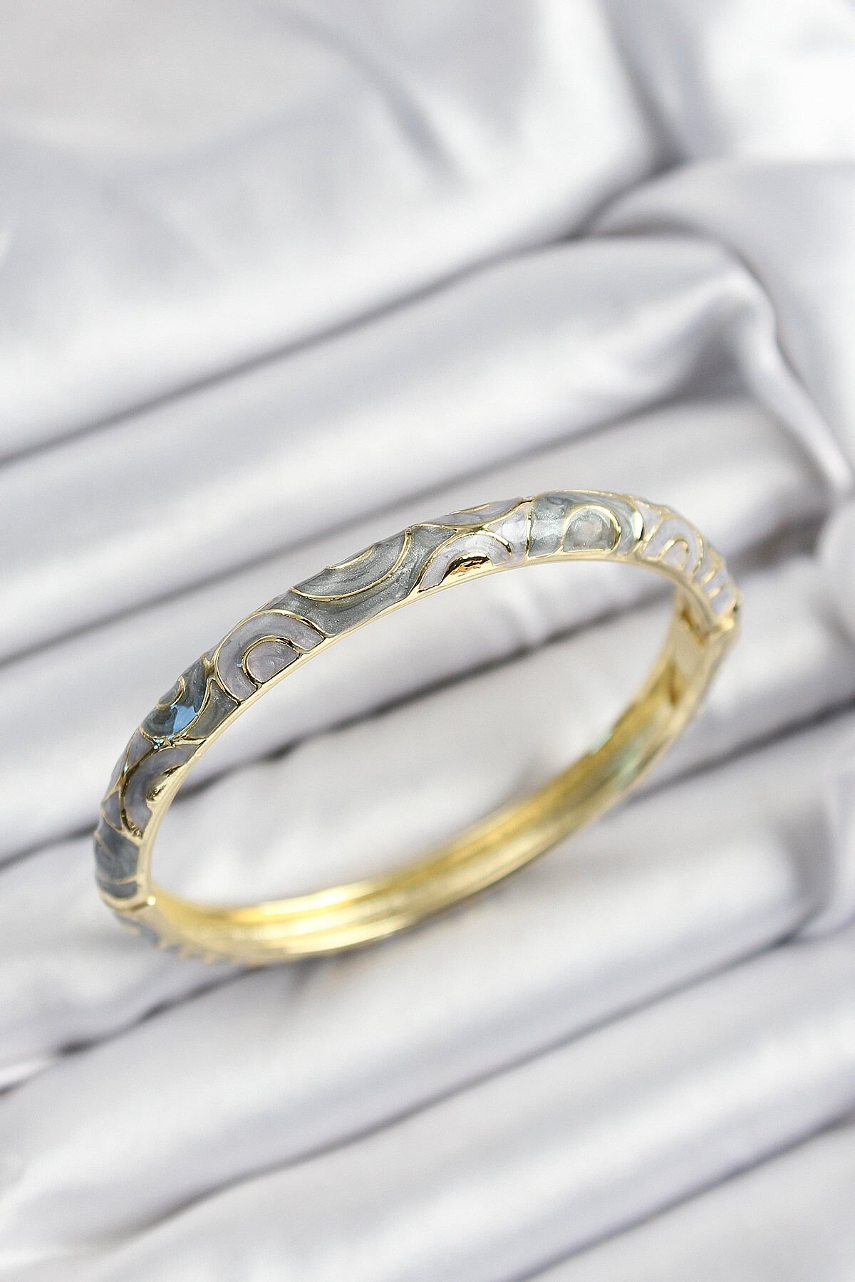 Mineli Pirinç Gri Sarmal Motifli Gold Renk Kadın Kelepçe - TJ-BB7384