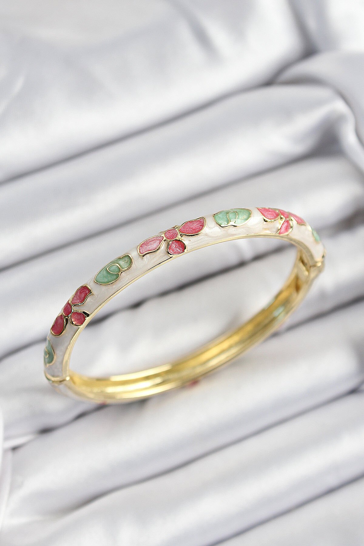 Mineli Pirinç Pembe Yeşil Ve Krem Çiçek Motifli Gold Renk Kadın Kelepçe - TJ-BB7386