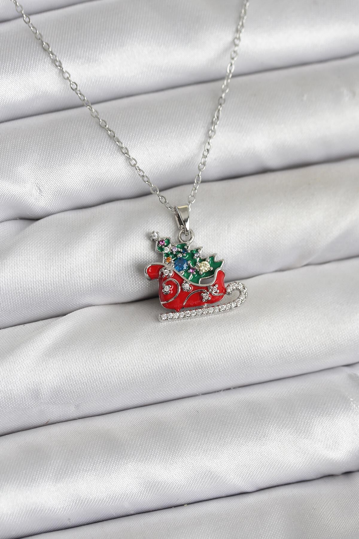 316L Çelik Zincir Gümüş Renk Kızak ve Çam Ağacı Figürlü Yılbaşı Temalı Kadın Kolye - TJ-BKO10717