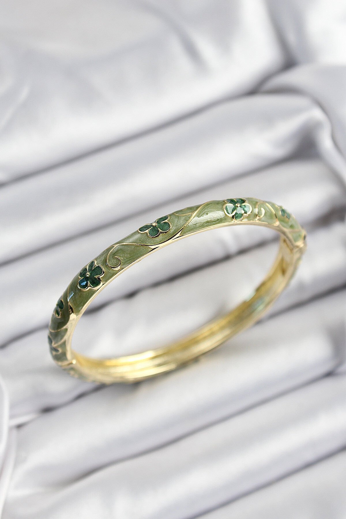 Mineli Pirinç Yeşil Çiçek Motifli Gold Renk Kadın Kelepçe - TJ-BB7391