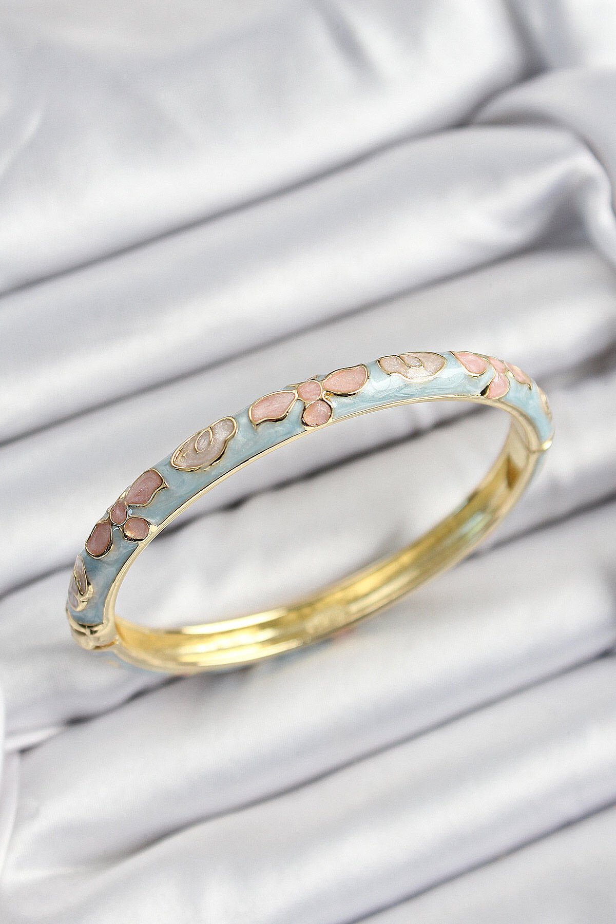 Mineli Pirinç Mavi Ve Pembe Çiçek Motifli Gold Renk Kadın Kelepçe - TJ-BB7392