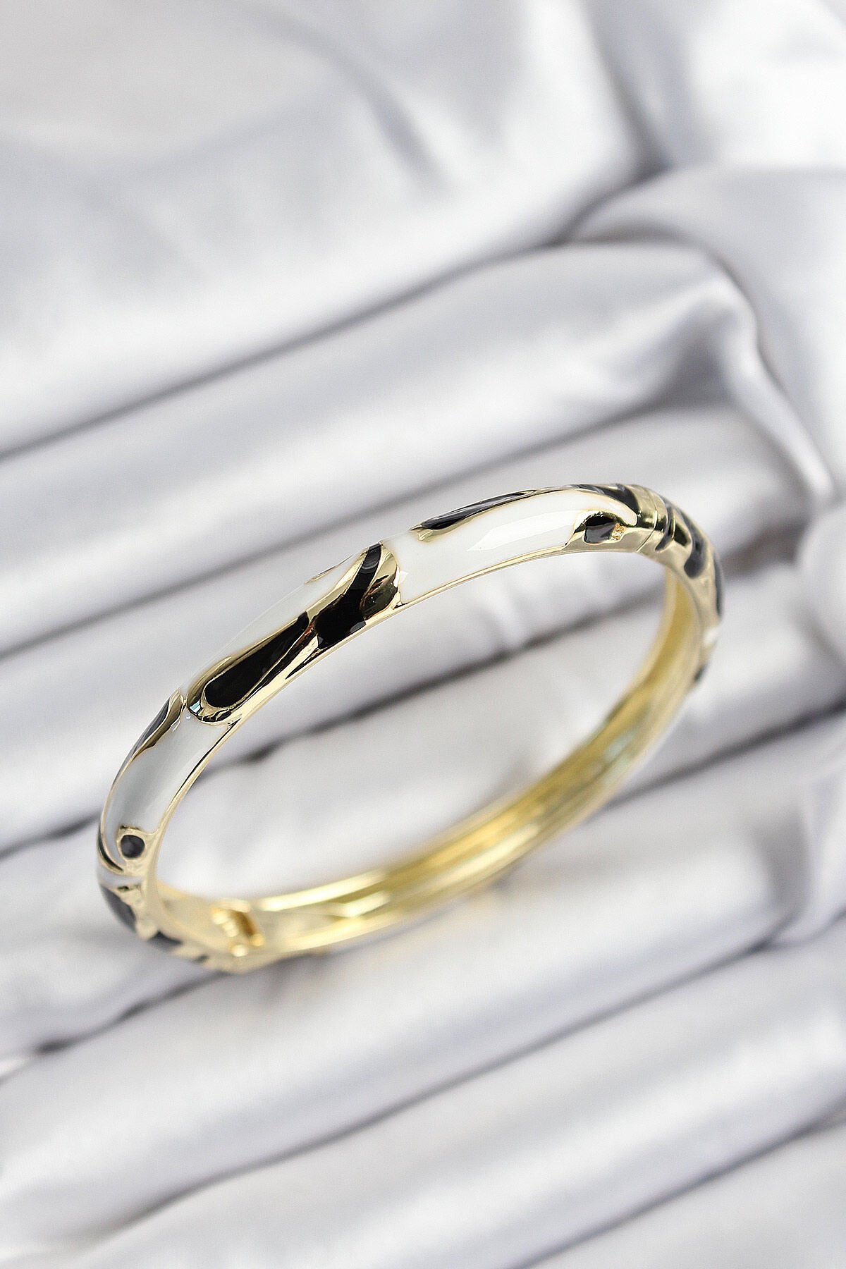 Mineli Pirinç Siyah Ve Beyaz Mermer Motifli Gold Renk Kadın Kelepçe - TJ-BB7393