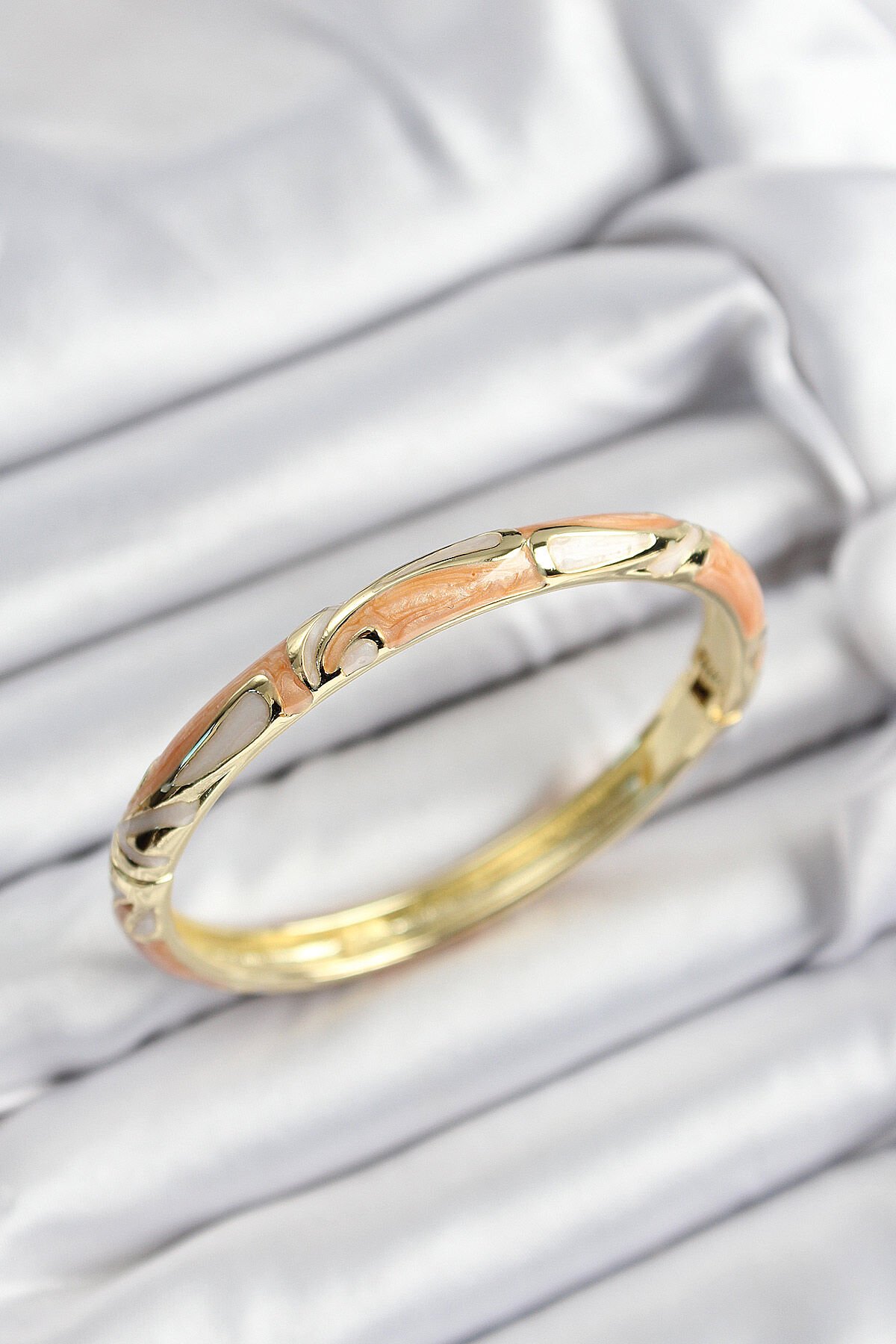 Mineli Pirinç Krem Ve Turuncu Mermer Motifli Gold Renk Kadın Kelepçe - TJ-BB7394