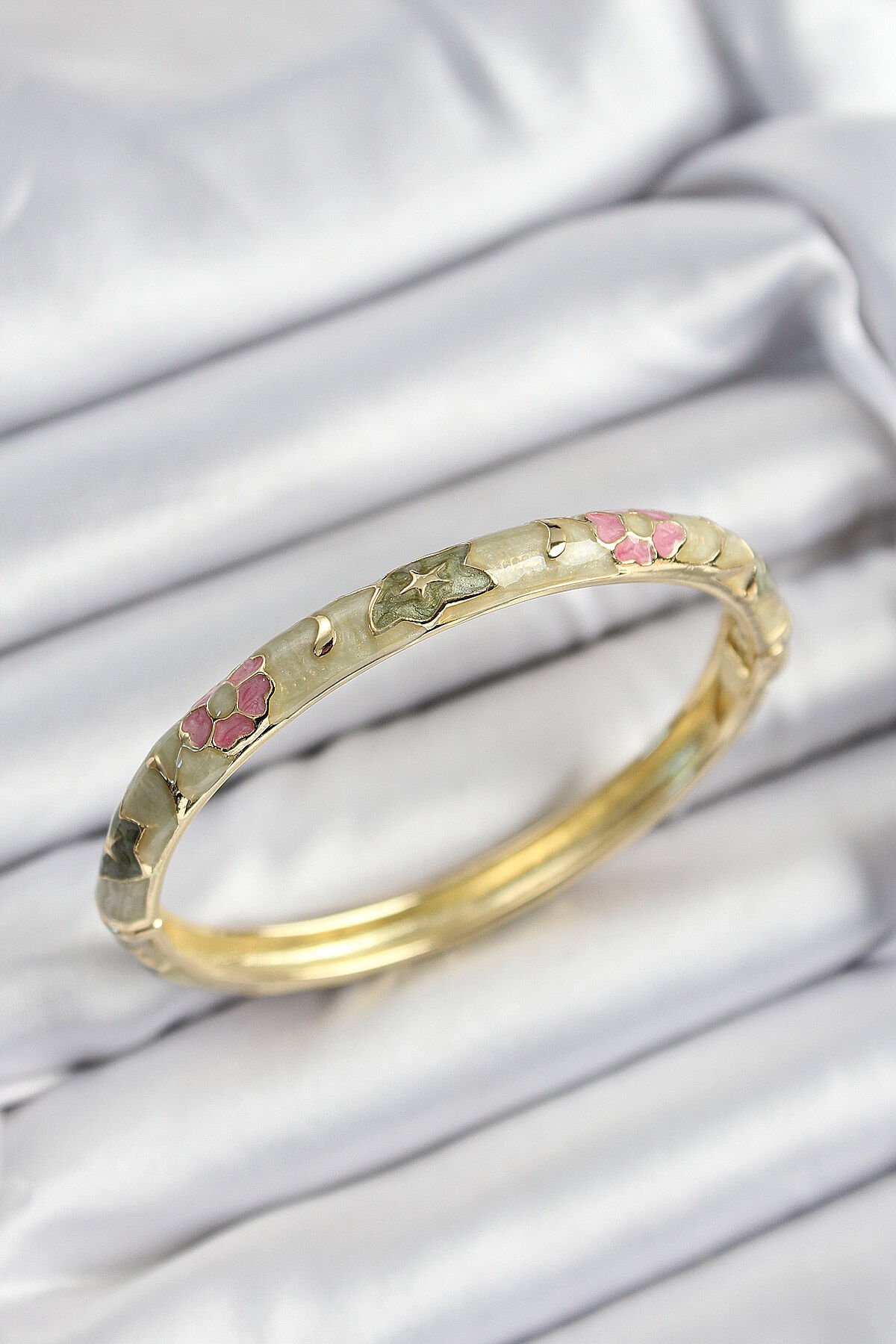 Mineli Pirinç Pembe Ve Yeşil Çiçek Motifli Gold Renk Kadın Kelepçe - TJ-BB7395