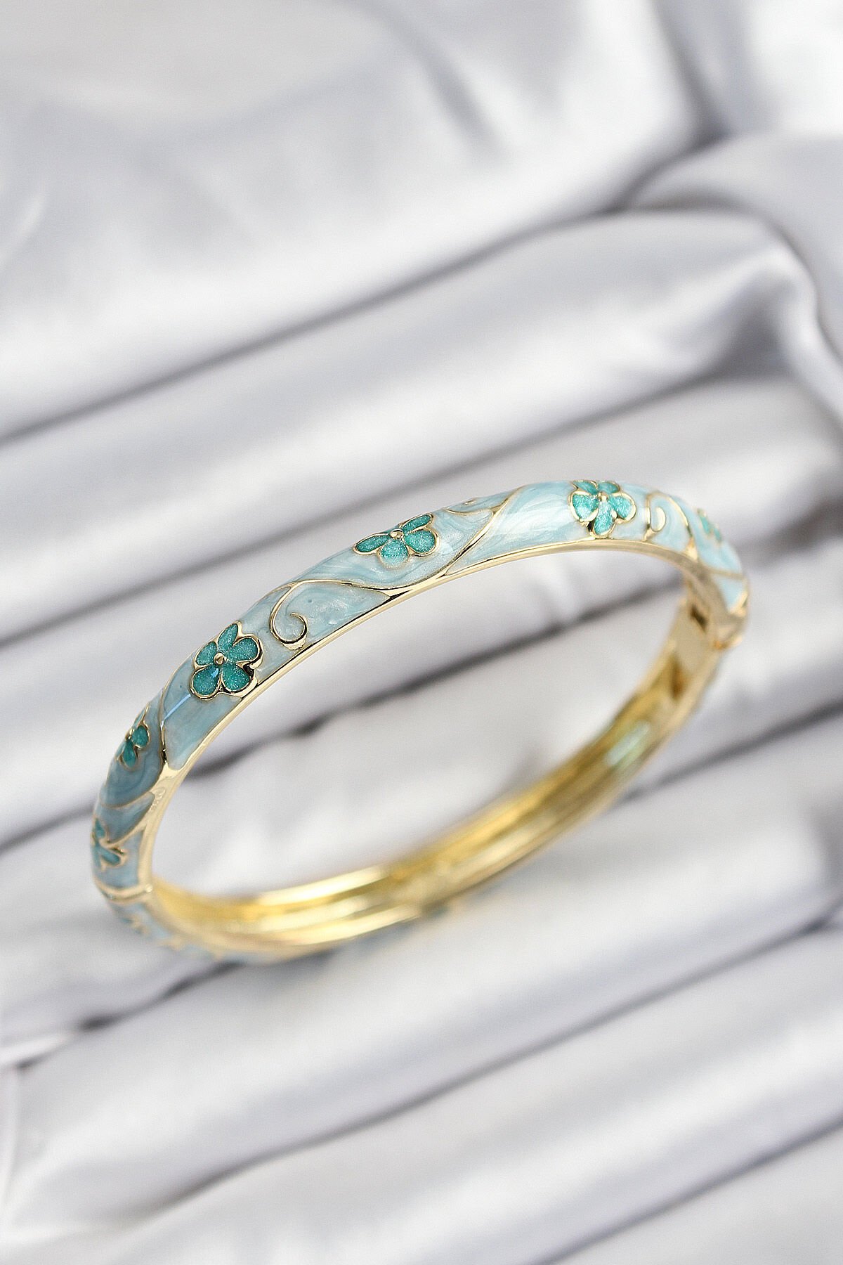 Mineli Pirinç Turkuaz Çiçek Motifli Gold Renk Kadın Kelepçe - TJ-BB7396