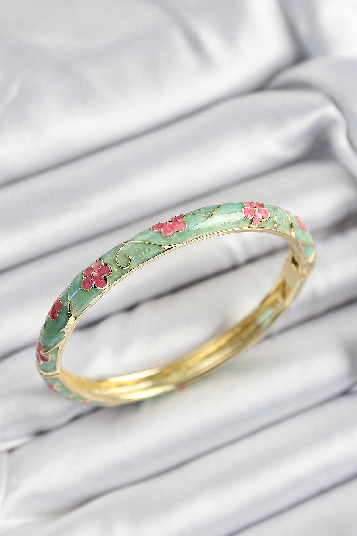 Mineli Pirinç Pembe Ve Yeşil Çiçek Motifli Gold Renk Kadın Kelepçe - TJ-BB7397