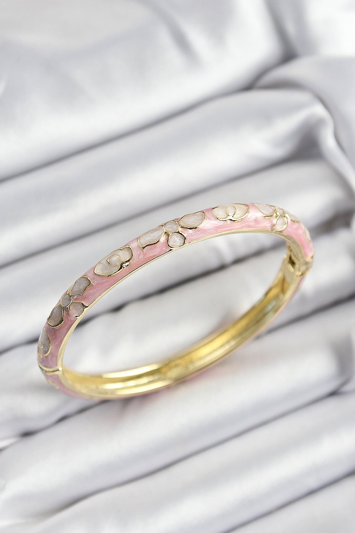 Mineli Pirinç Pembe Çiçek Motifli Gold Renk Kadın Kelepçe - TJ-BB7398