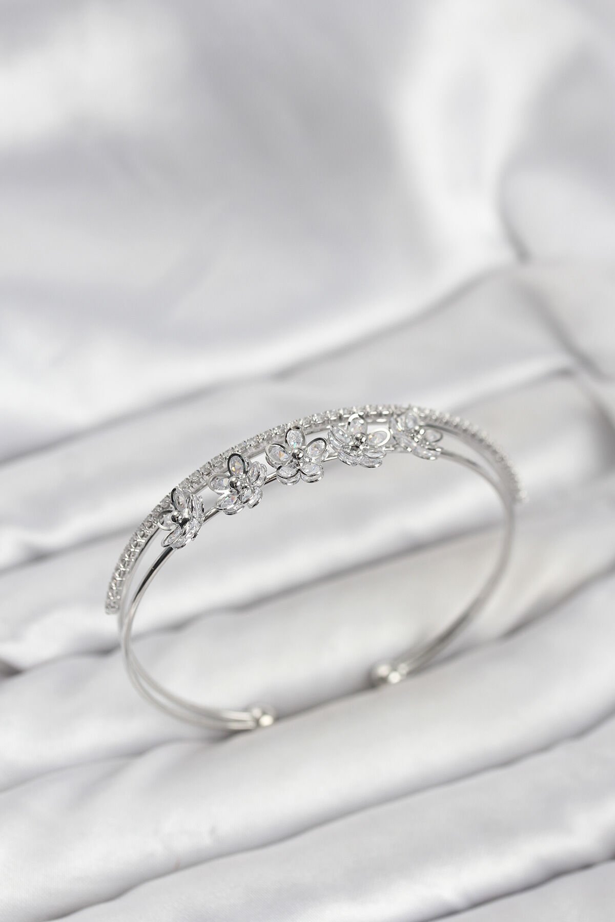 Çiçek Model Pirinç Gümüş Renk Kadın Bileklik - TJ-BB8252