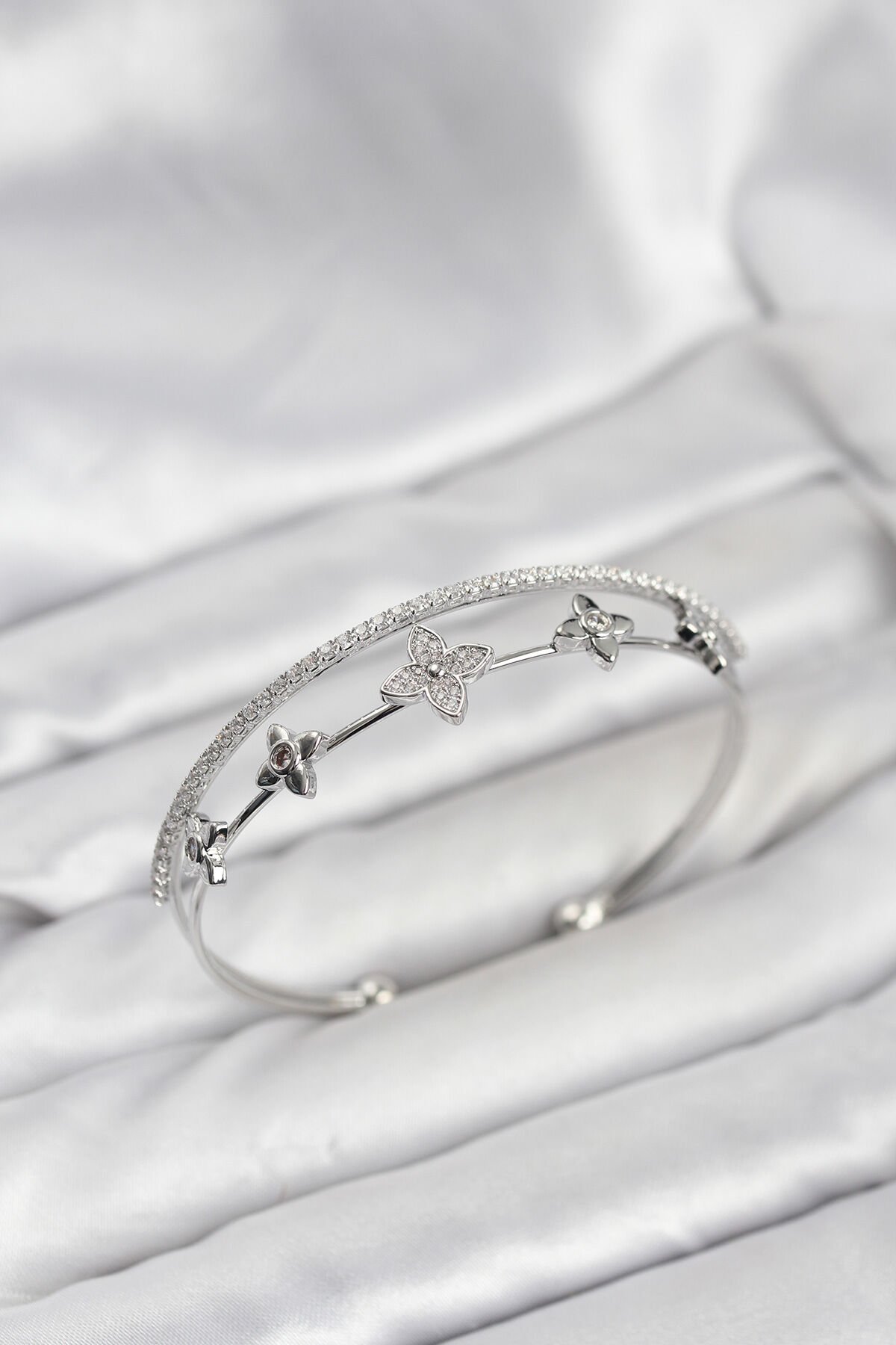 Pirinç Gümüş Renk Çiçek Model Kadın Bileklik - TJ-BB8254