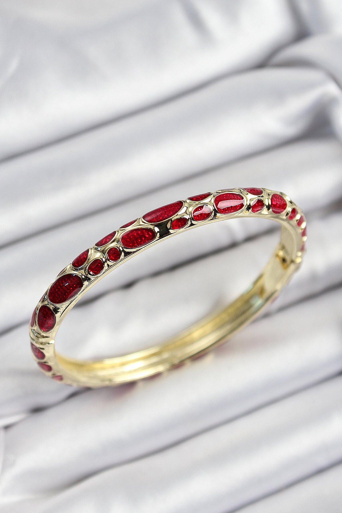 Mineli Pirinç Kırmızı Petek Motifli Gold Renk Kadın Kelepçe - TJ-BB7406