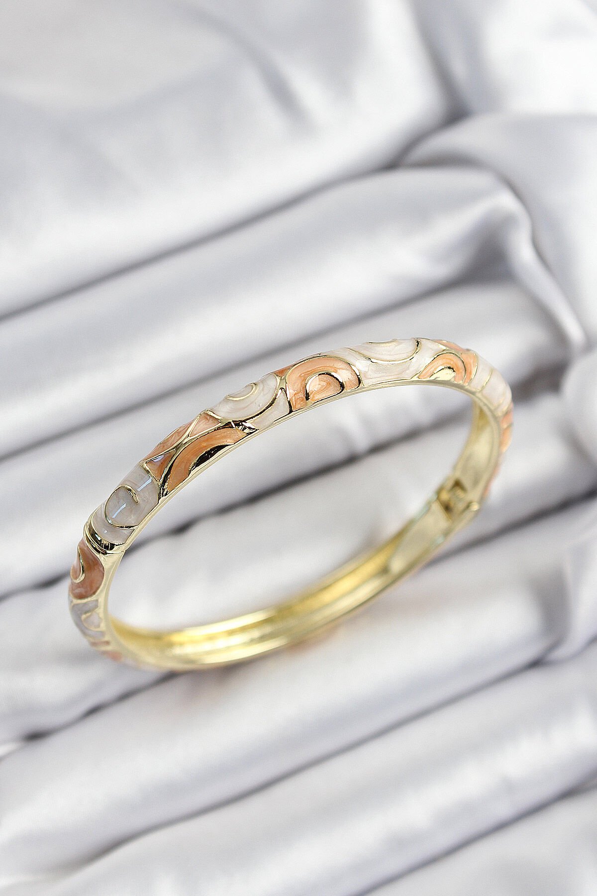 Mineli Pirinç Krem Ve Yavru Ağzı Sarmal Motifli Gold Renk Kadın Kelepçe - TJ-BB7408