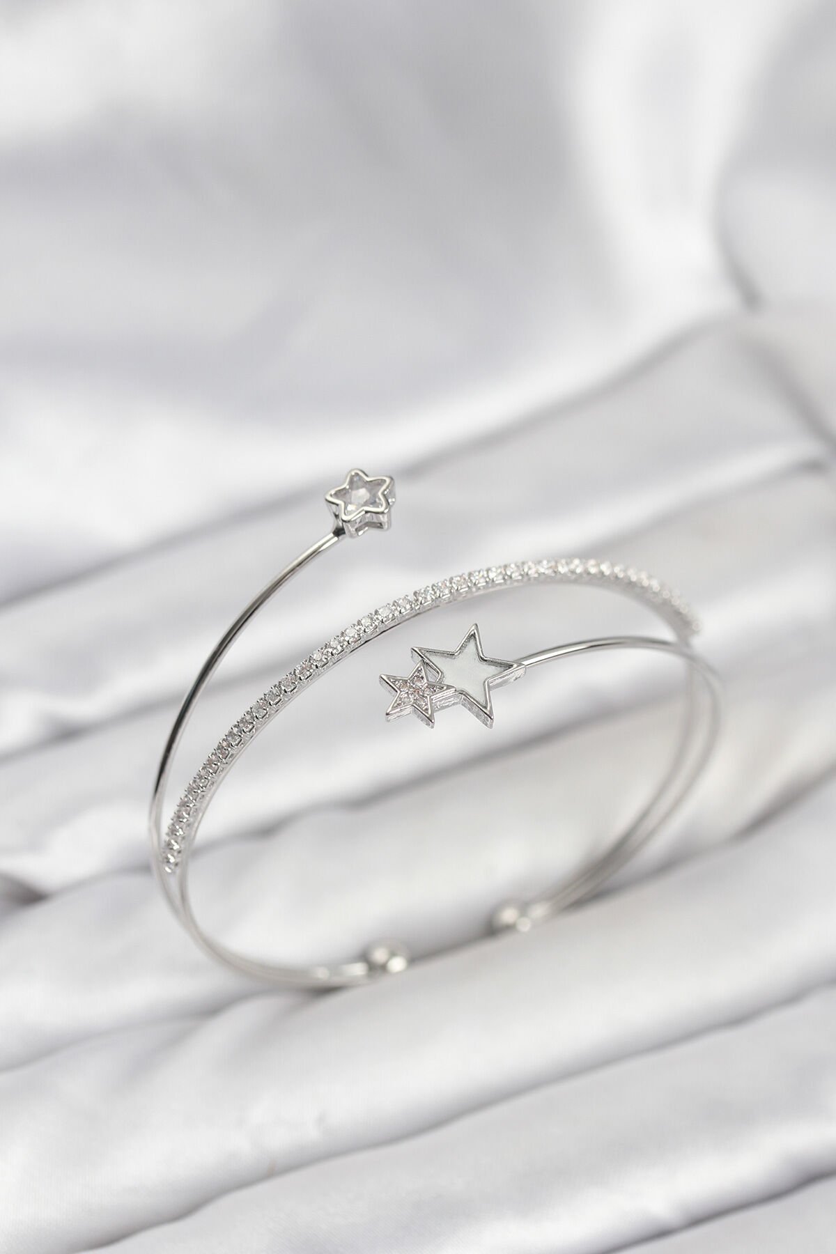 Yıldızlı Model Pirinç Gümüş Renk Kadın Bileklik - TJ-BB8262