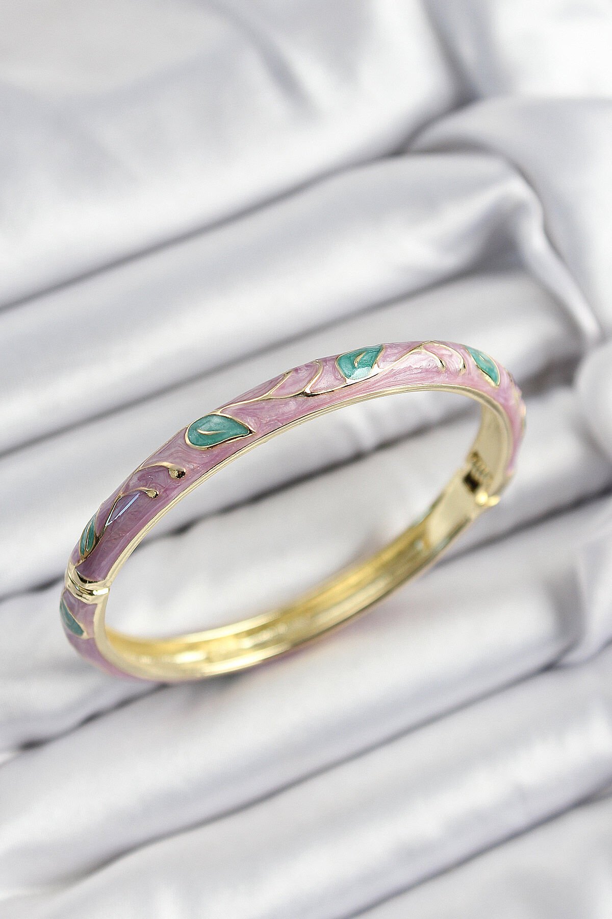 Mineli Pirinç Pembe Ve Yeşil Yaprak Motifli Gold Renk Kadın Kelepçe - TJ-BB7409