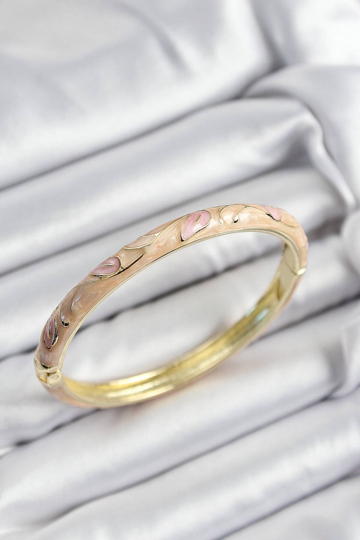 Mineli Pirinç Pembe Ve Yavru Ağzı Çiçek Motifli Gold Renk Kadın Kelepçe - TJ-BB7410