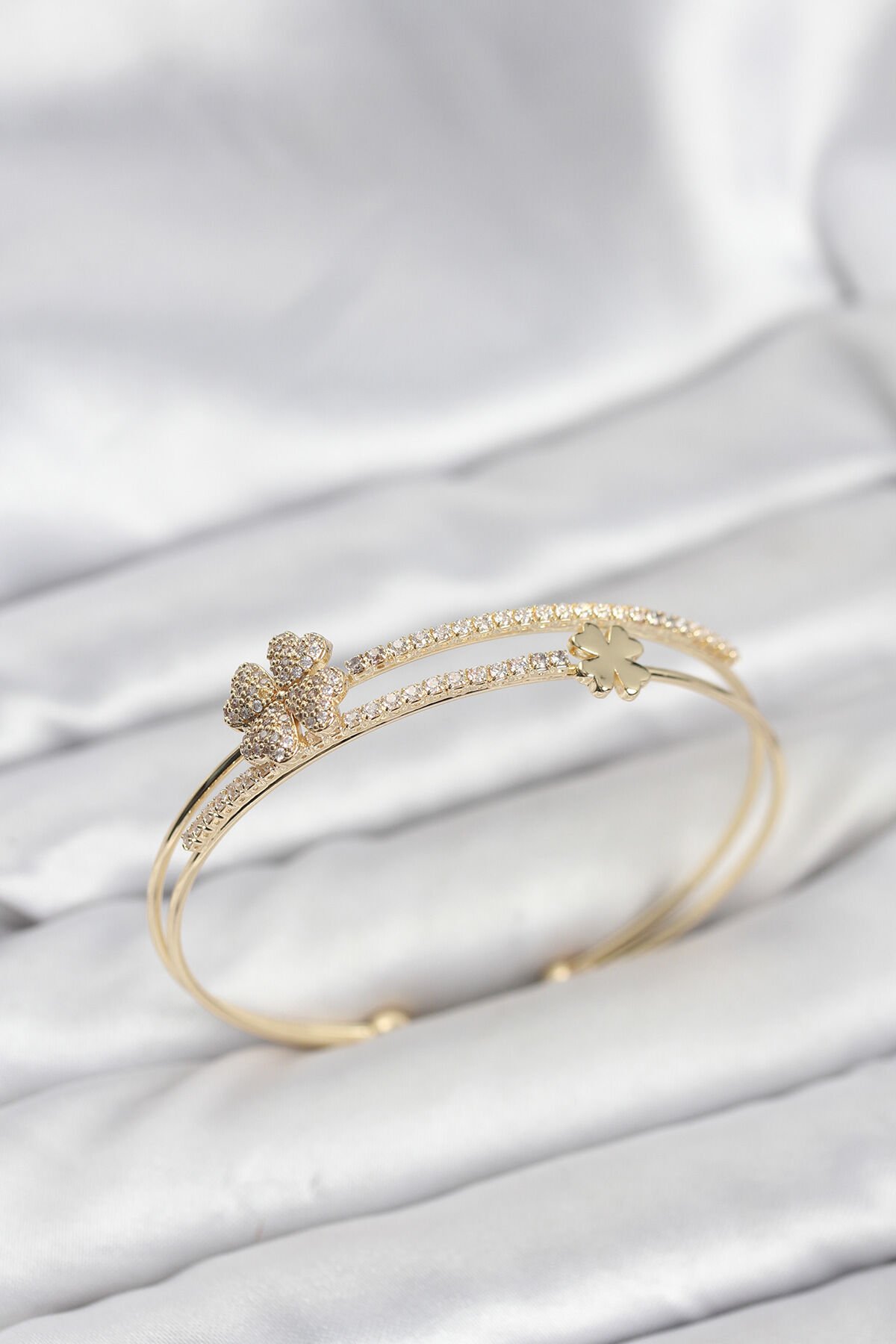 Pirinç Gold Renk Yonca Model Kadın Bileklik - TJ-BB8265