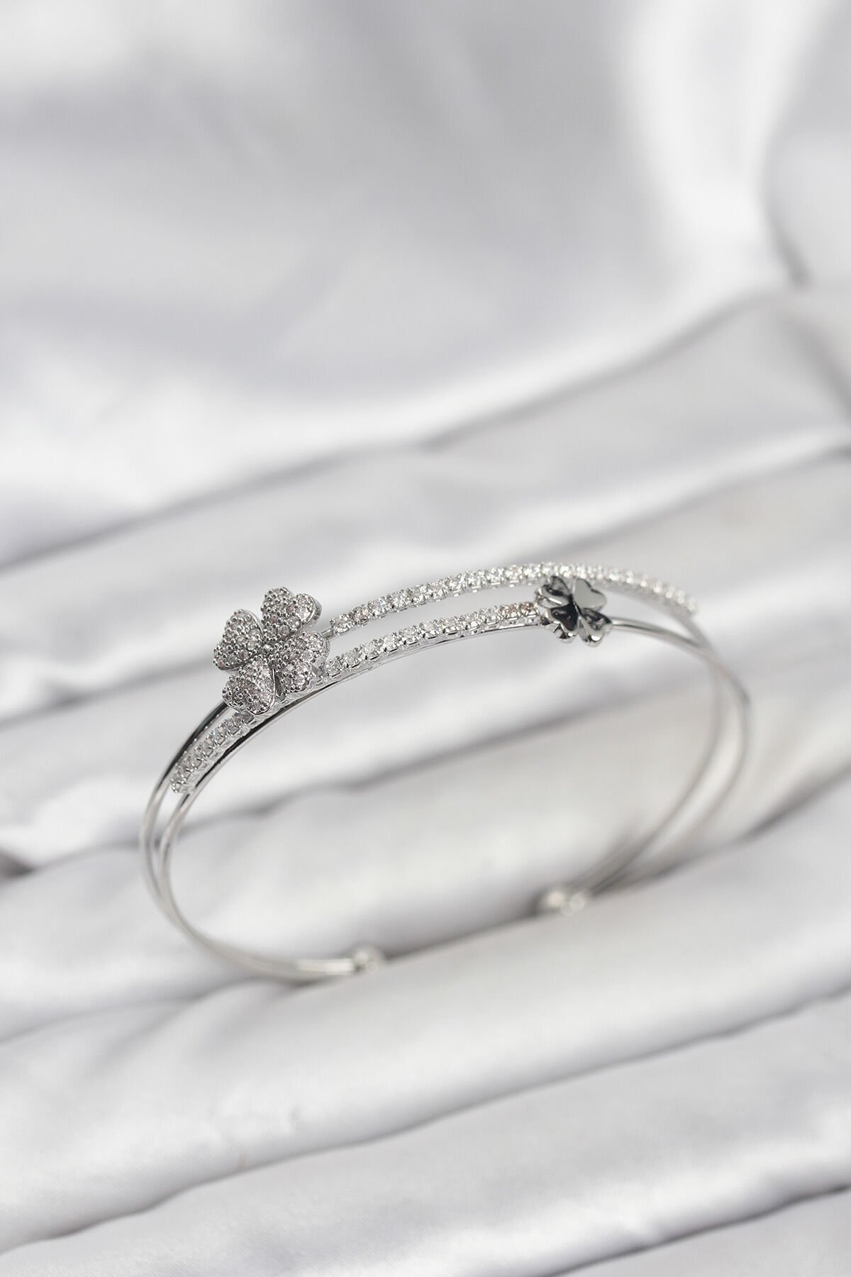 Pirinç Gümüş Renk Yonca Model Kadın Bileklik - TJ-BB8266