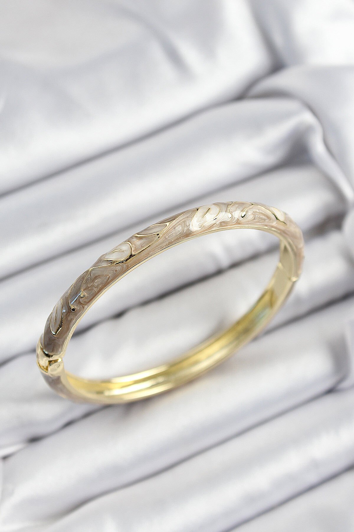 Mineli Pirinç Bej Mermer Motifli Gold Renk Kadın Kelepçe - TJ-BB7415