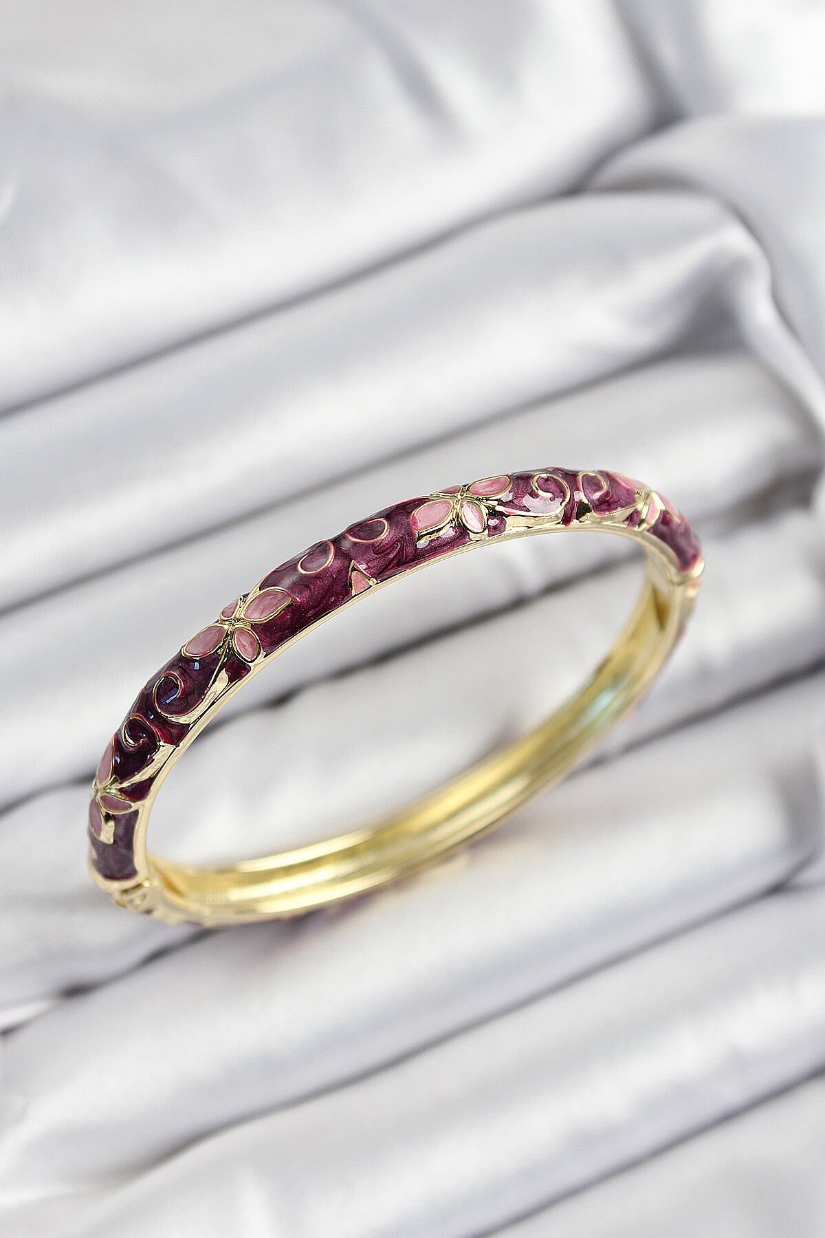 Mineli Pirinç Pembe Ve Fuşya Çiçek Motifli Gold Renk Kadın Kelepçe - TJ-BB7416