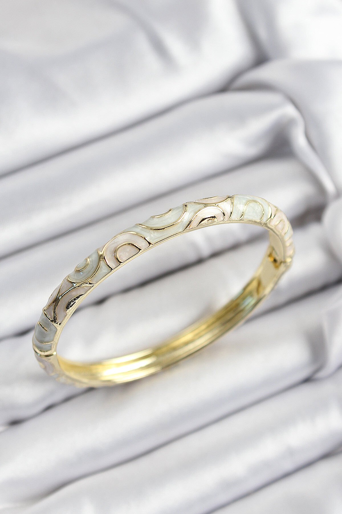 Mineli Pirinç Beyaz Sarmal Motifli Gold Renk Kadın Kelepçe - TJ-BB7417