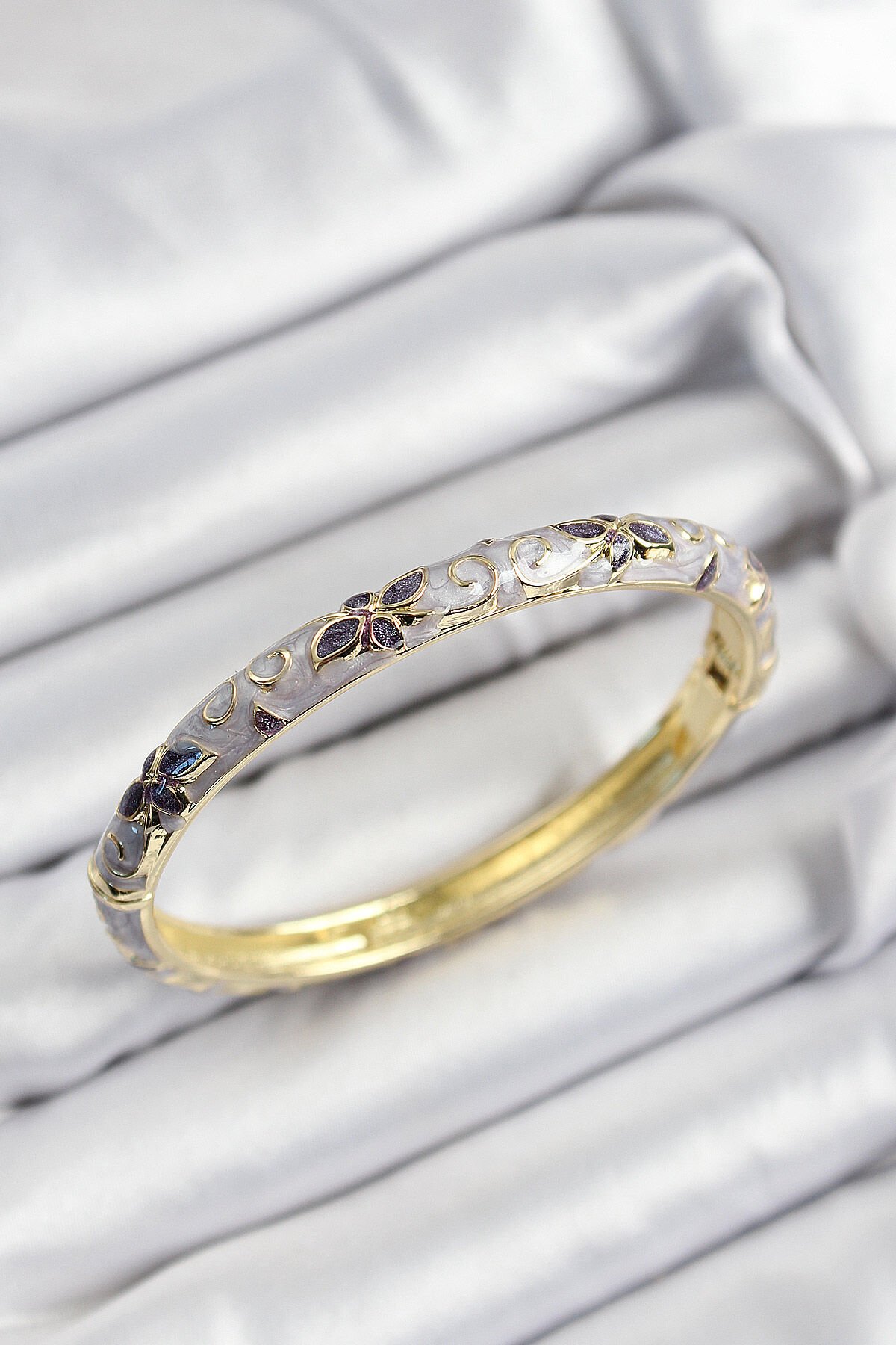 Mineli Pirinç Gri Çiçek Motifli Gold Renk Kadın Kelepçe - TJ-BB7418