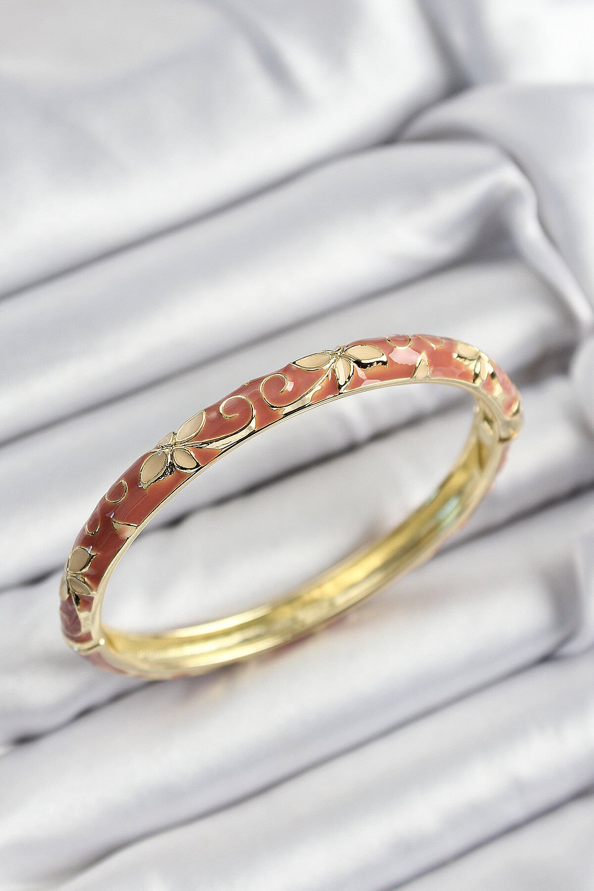 Mineli Pirinç Krem Çiçek Motifli Gold Renk Kadın Kelepçe - TJ-BB7419