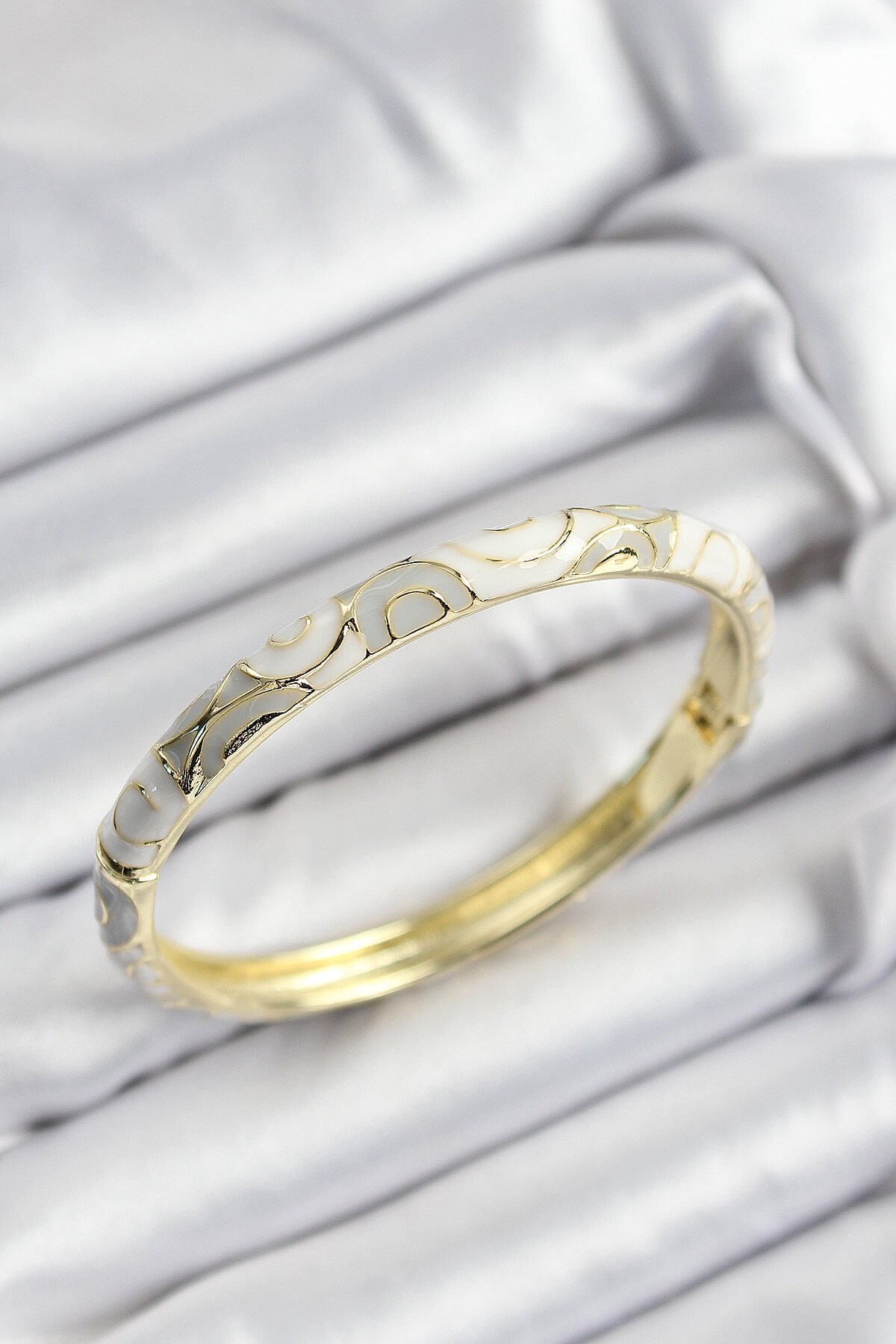 Mineli Pirinç Beyaz Ve Gri Sarmal Motifli Gold Renk Kadın Kelepçe - TJ-BB7420