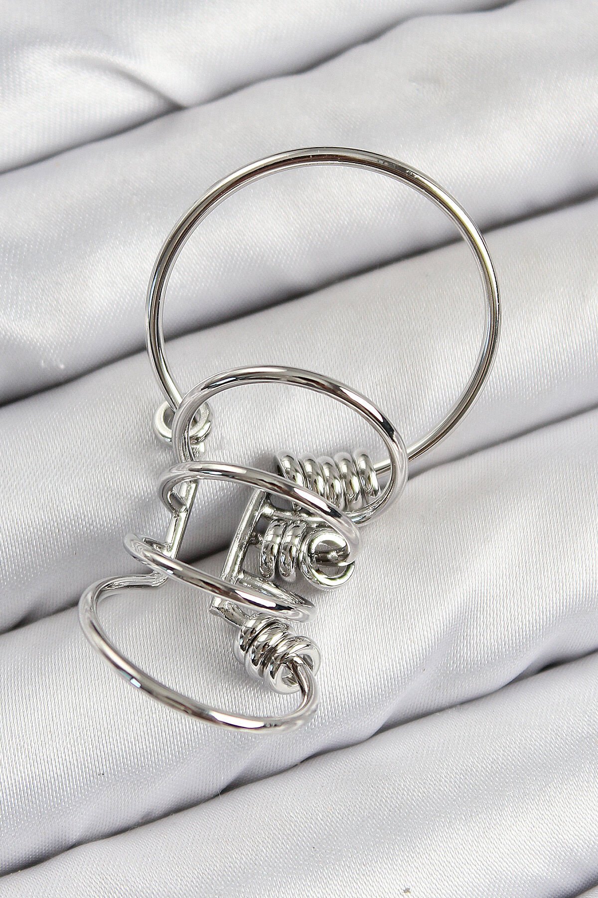 Pirinç Halkalı Model Gümüş Renk Kıkırdak Küpe - TJ-BKP11059