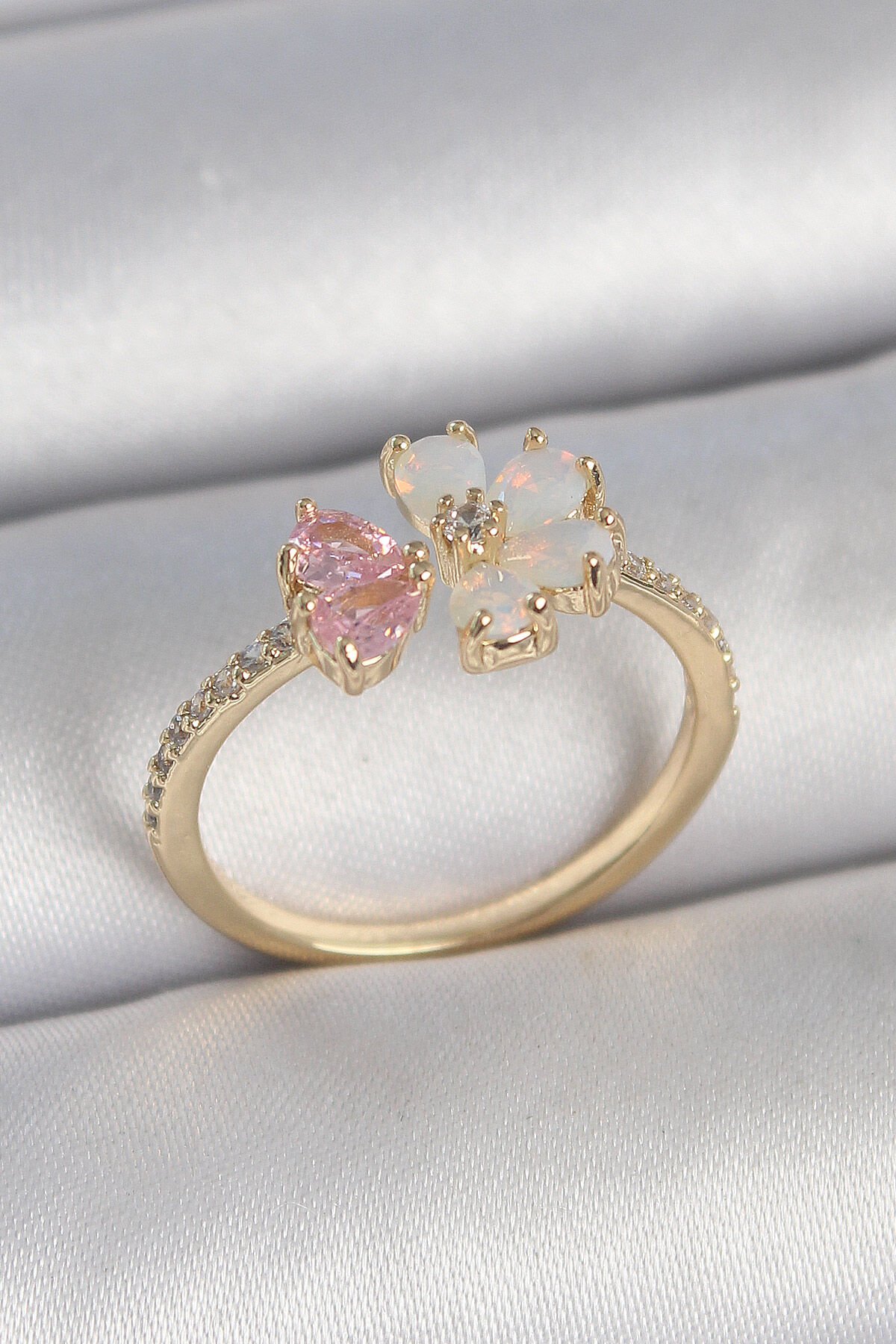 Pirinç Gold Renk Beyaz Mineli Pembe Zirkon Taşlı Çiçek Model Kadın Yüzük - TJ-BYK3709