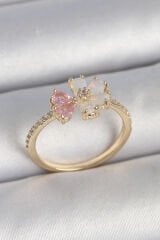 Pirinç Gold Renk Beyaz Mineli Pembe Zirkon Taşlı Çiçek Model Kadın Yüzük - TJ-BYK3709