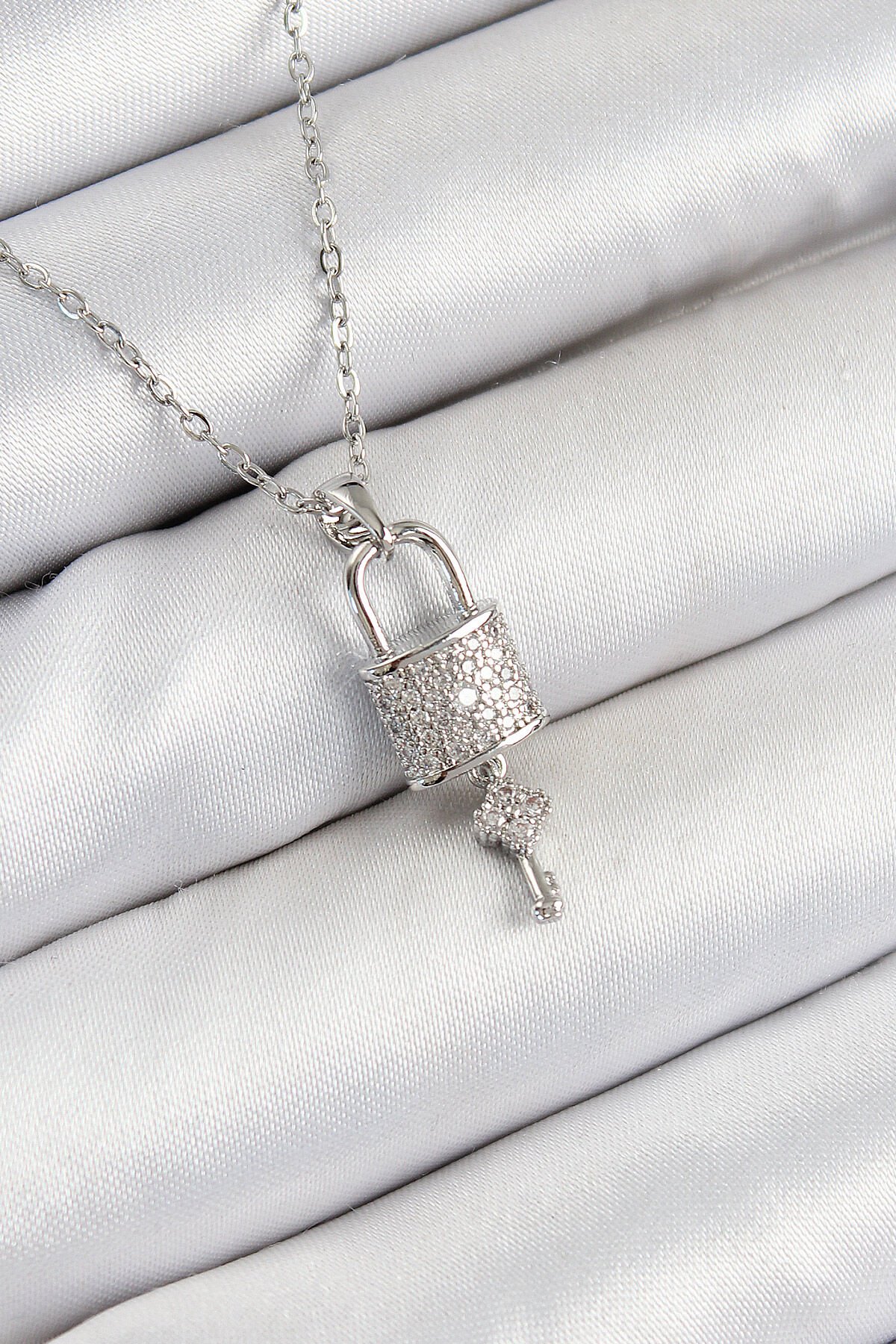 316L Çelik Zirkon Taşlı Kilit Ve Sallantılı Anahtar Model Gümüş Renk Kadın Kolye - TJ-BKO10354