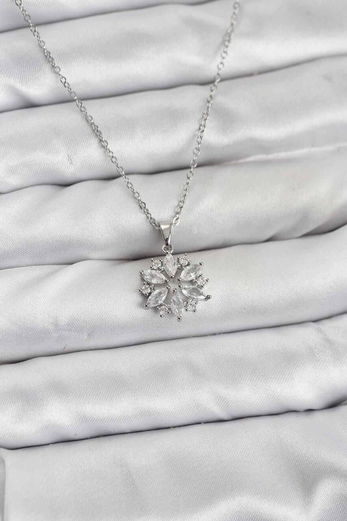 316L Çelik Zincir Gümüş Renk Lotus Model Zirkon Taşlı Kadın Kolye - TJ-BKO10834