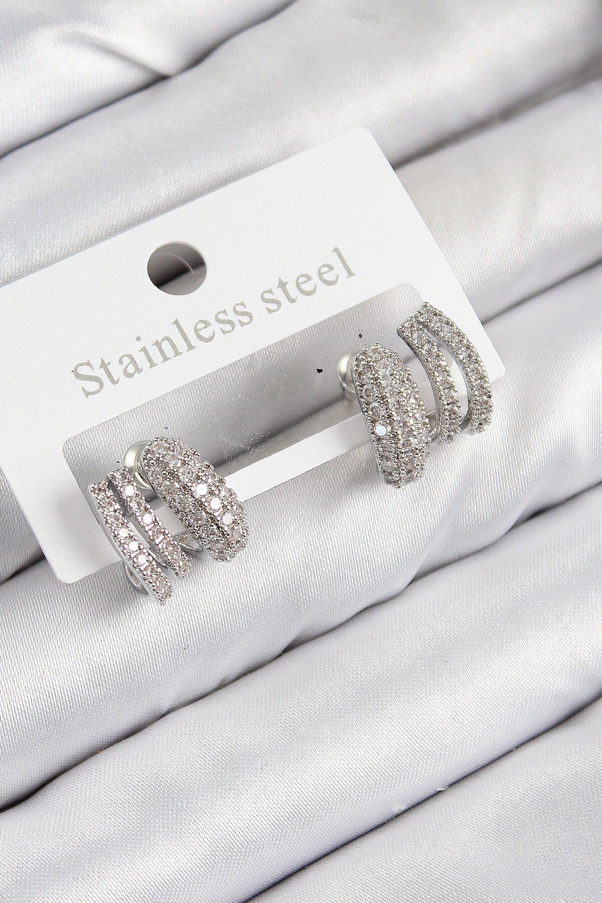 Pirinç Zirkon Taşlı Kıvrımlı Model Gümüş Renk Kadın Küpe - TJ-BKP11092