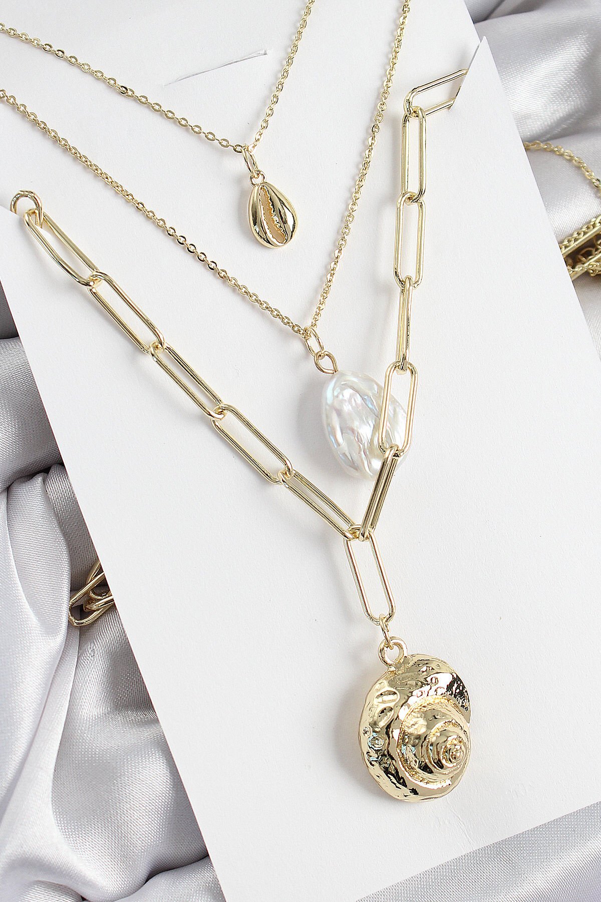 Pirinç Çoklu Zincirli İncili Deniz Kabuğu Model Gold Renk Kadın Kolye - TJ-BKO10370