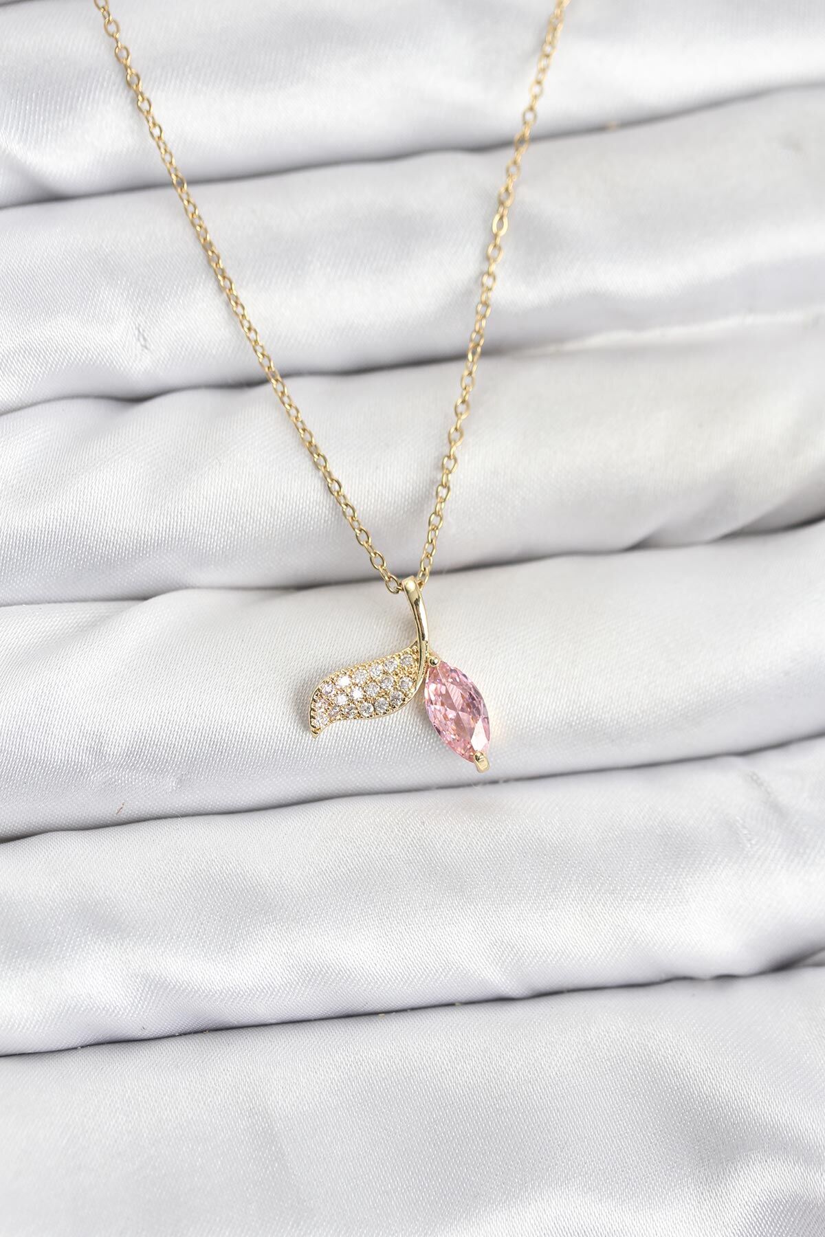 316L Çelik Zincir Gold Renk Balık Kuyruğu Model Zirkon Taşlı Kadın Kolye - TJ-BKO10857