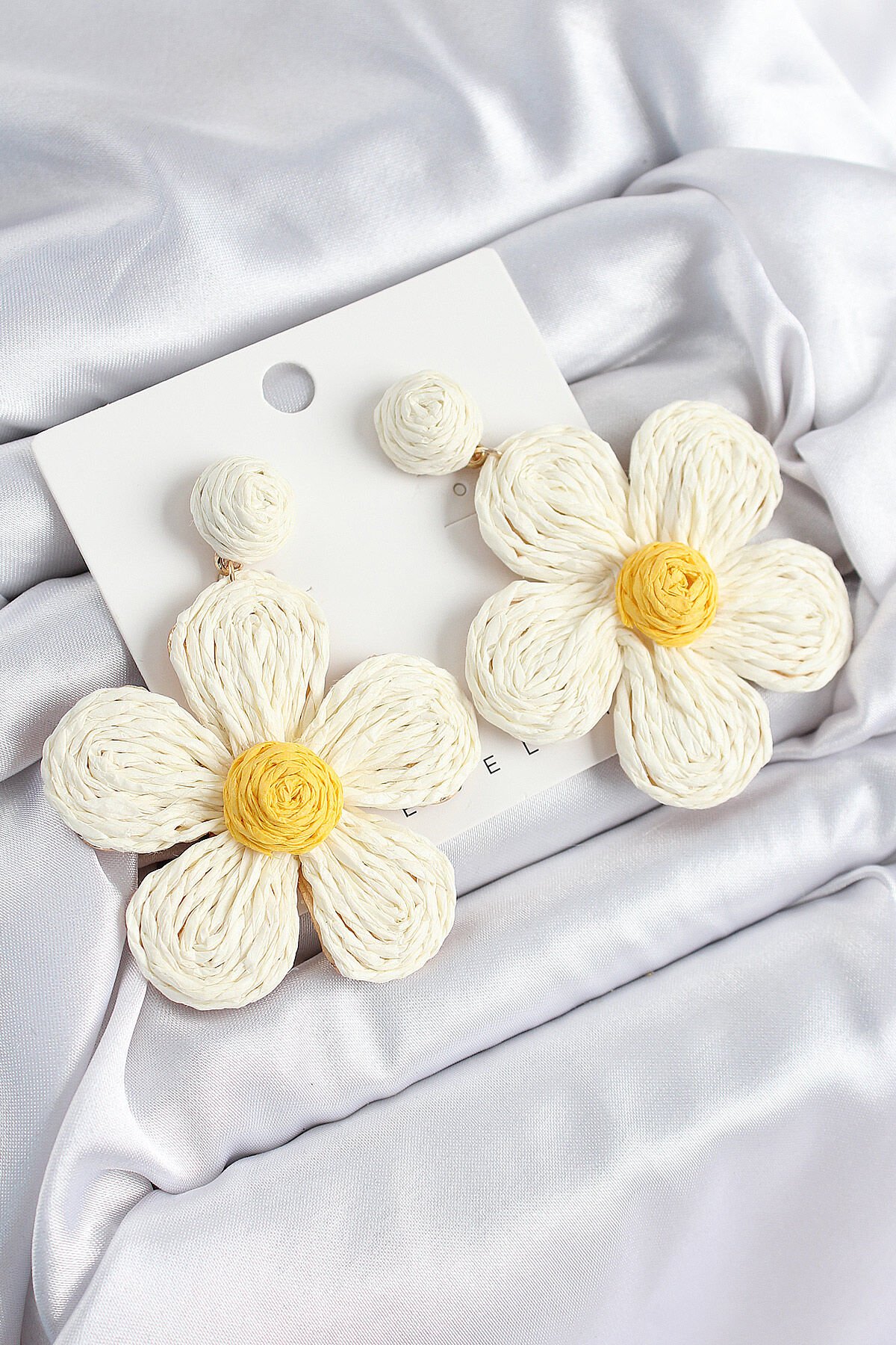 Pirinç Krem Papatya Model Gold Renk Kadın Hasır Küpe - TJ-BKP10896