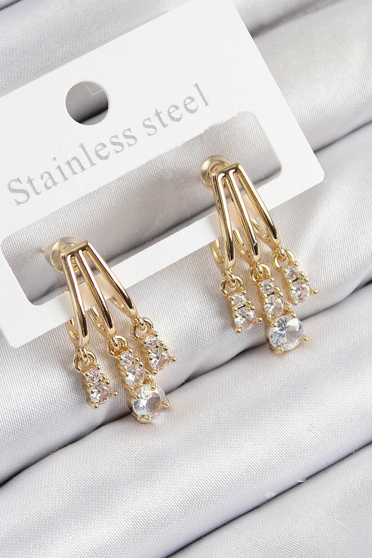 Pirinç Zirkon Taşlı Sallantılı Model Gold Renk Kadın Küpe - TJ-BKP11114