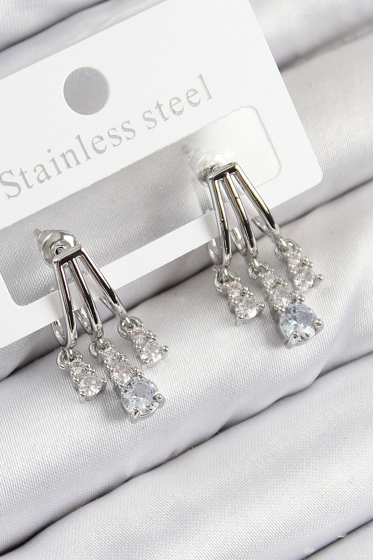 Pirinç Zirkon Taşlı Sallantılı Model Gümüş Renk Kadın Küpe - TJ-BKP11115