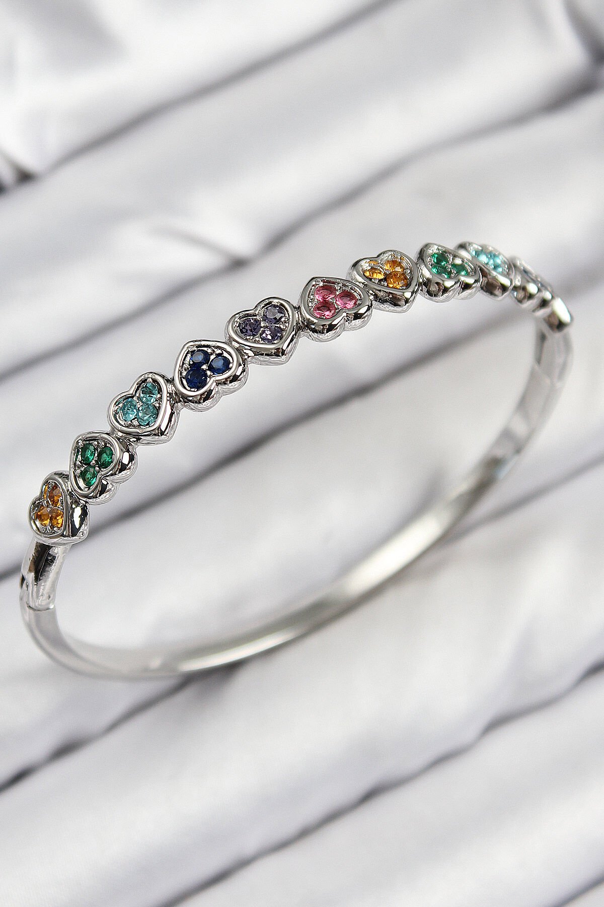 Pirinç Renkli Zirkon Taşlı Sıralı Kalp Model Gümüş Renk Kadın Kelepçe - TJ-BB7677