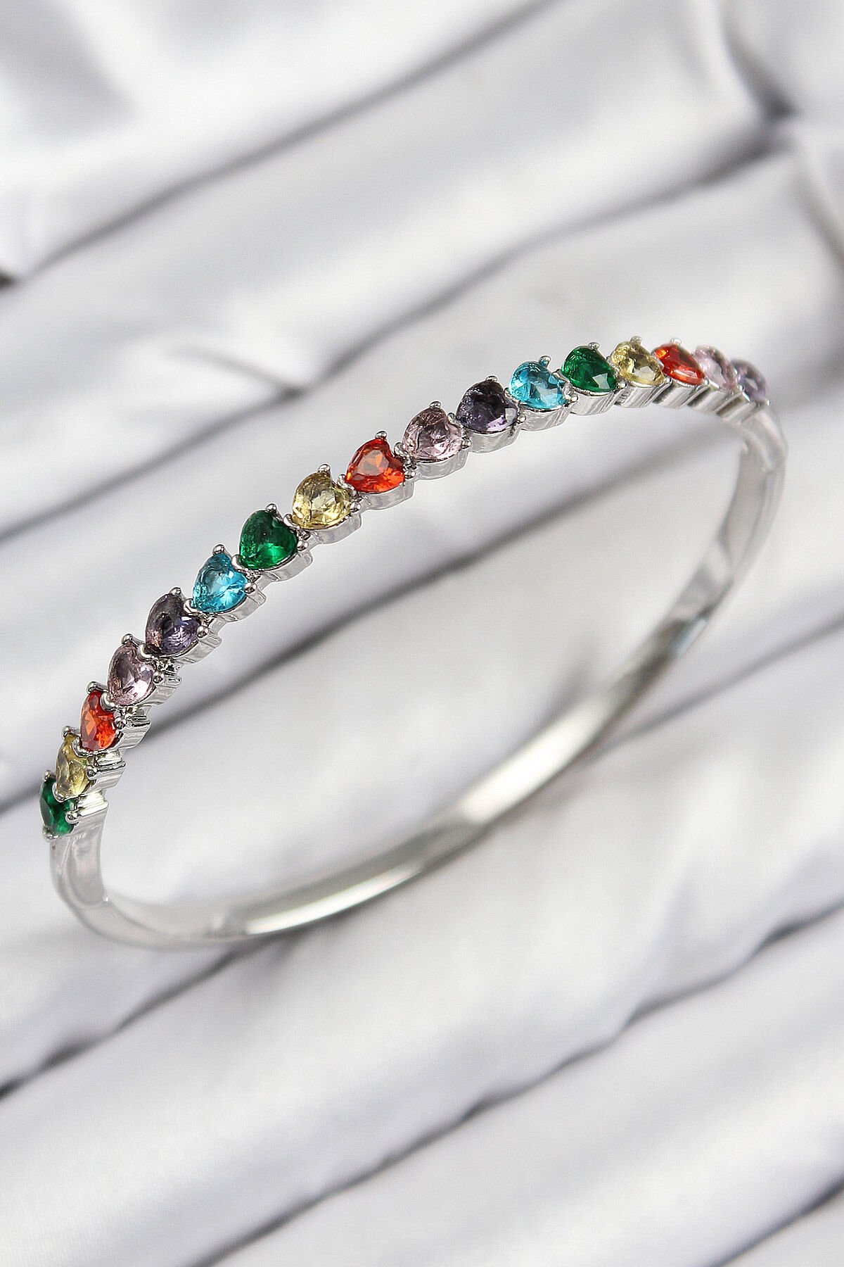 Pirinç Renkli Zirkon Taşlı Kalp Model Gümüş Renk Kadın Kelepçe - TJ-BB7679