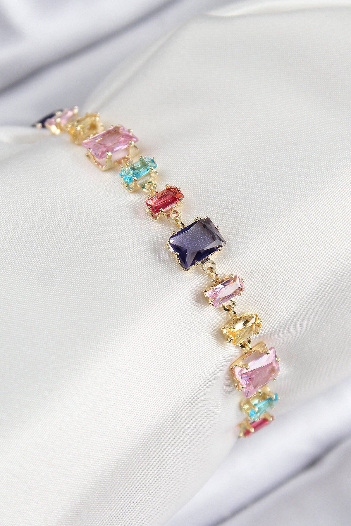 Pirinç Renkli Zirkon Taşlı Sıralı Dikdörtgen Model Gold Renk Kadın Bileklik - TJ-BB7685