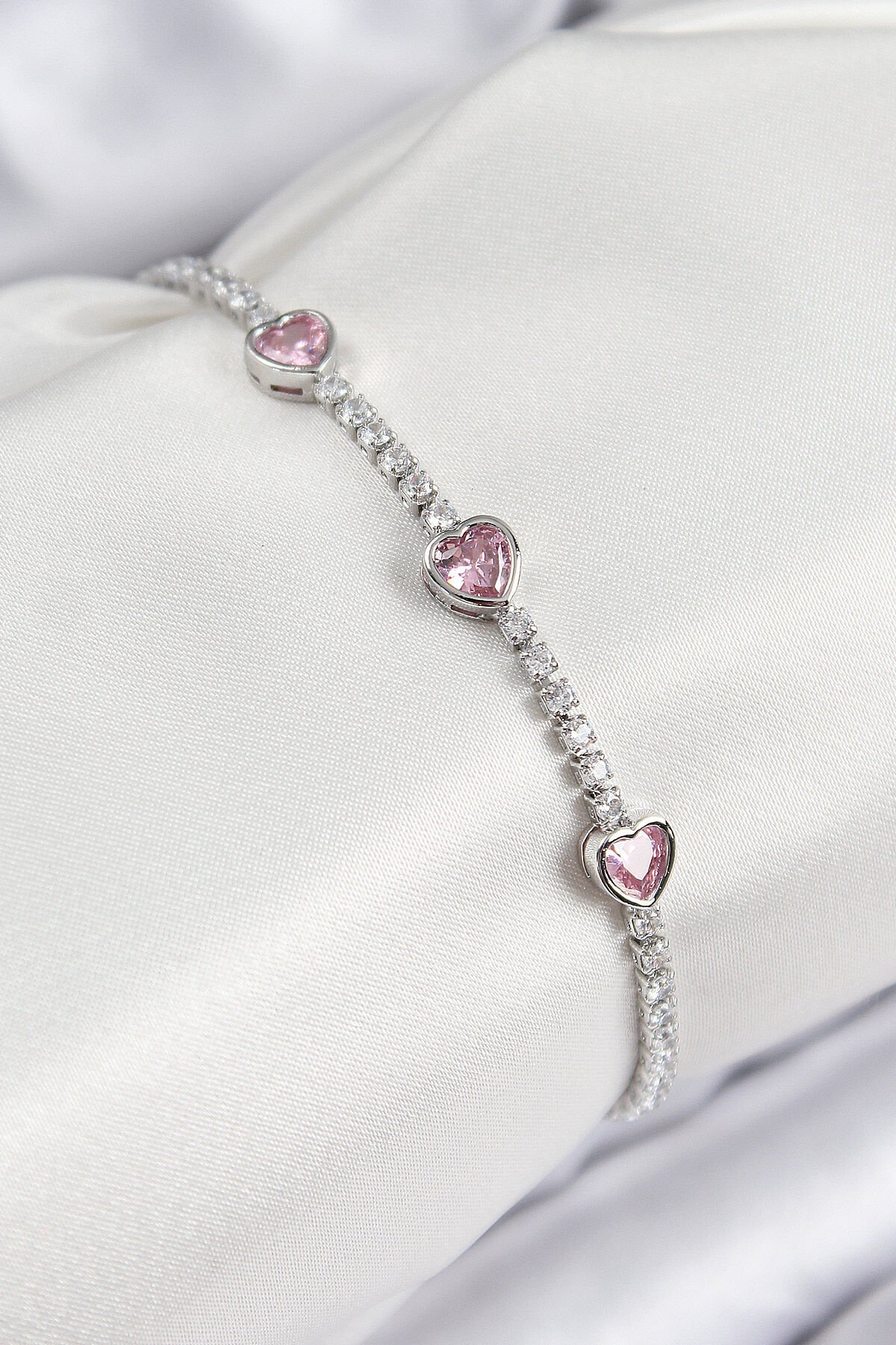 Pirinç Zirkon Taşlı Pembe Kalp Model Gümüş Renk Kadın Bileklik - TJ-BB7686