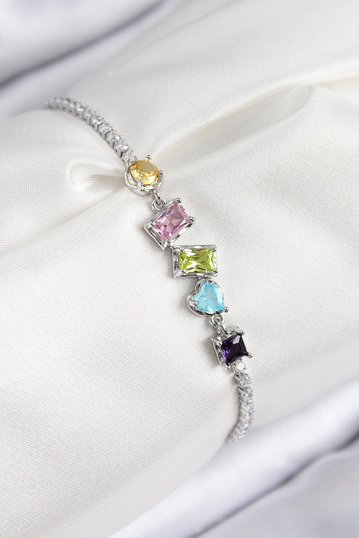 Pirinç Renkli Zirkon Taşlı Geometrik Model Gümüş Renk Kadın Bileklik - TJ-BB7688