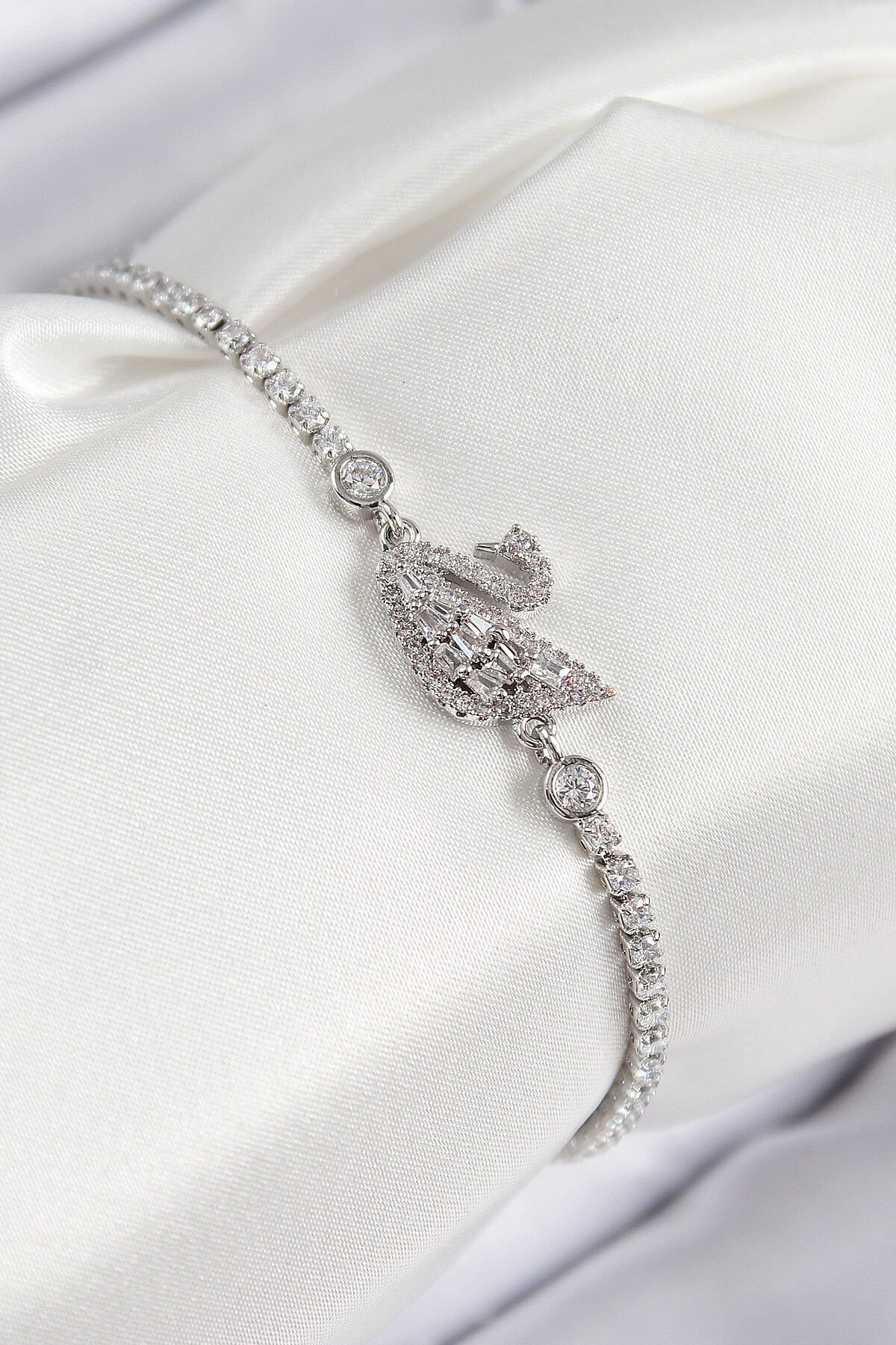 Pirinç Zirkon Taşlı Kuğu Model Gümüş Renk Kadın Bileklik - TJ-BB7690