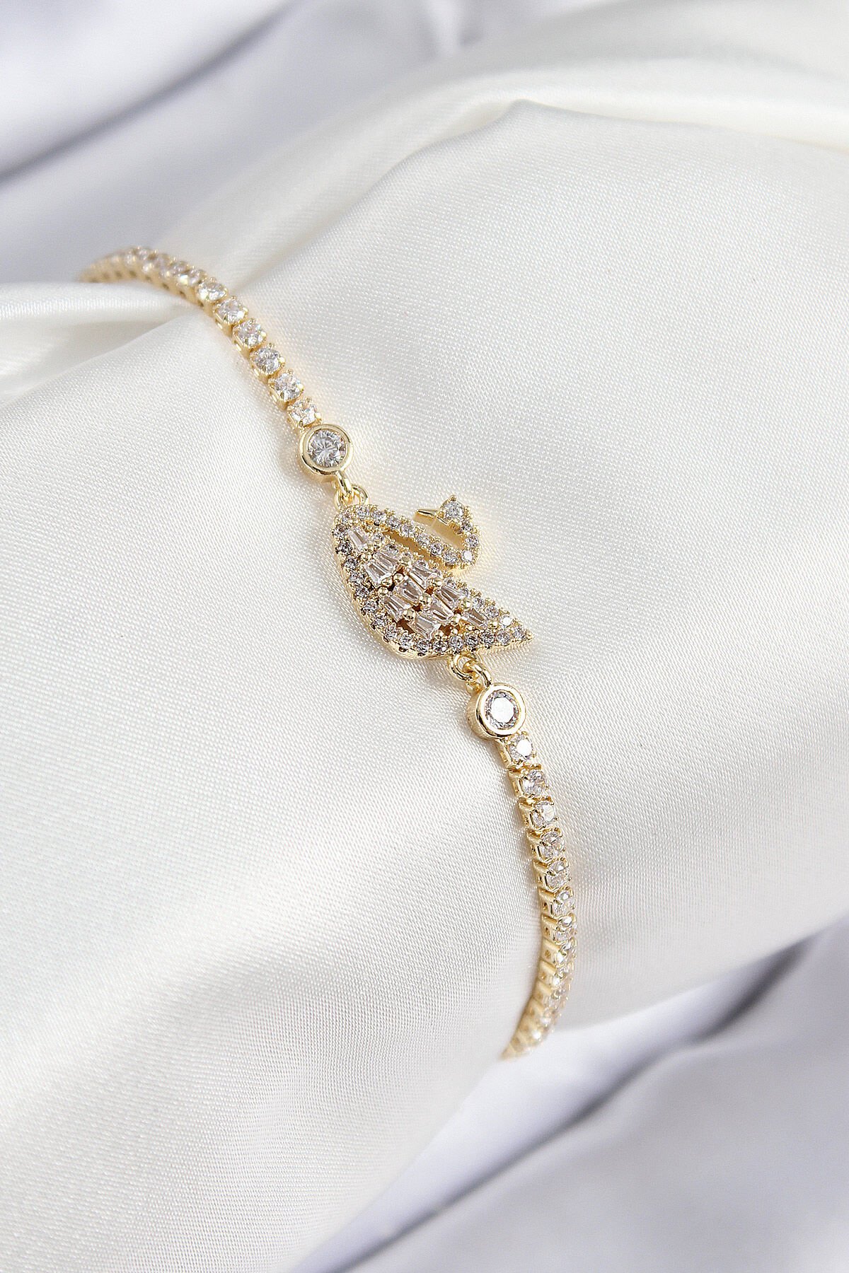 Pirinç Zirkon Taşlı Kuğu Model Gold Renk Kadın Bileklik - TJ-BB7691