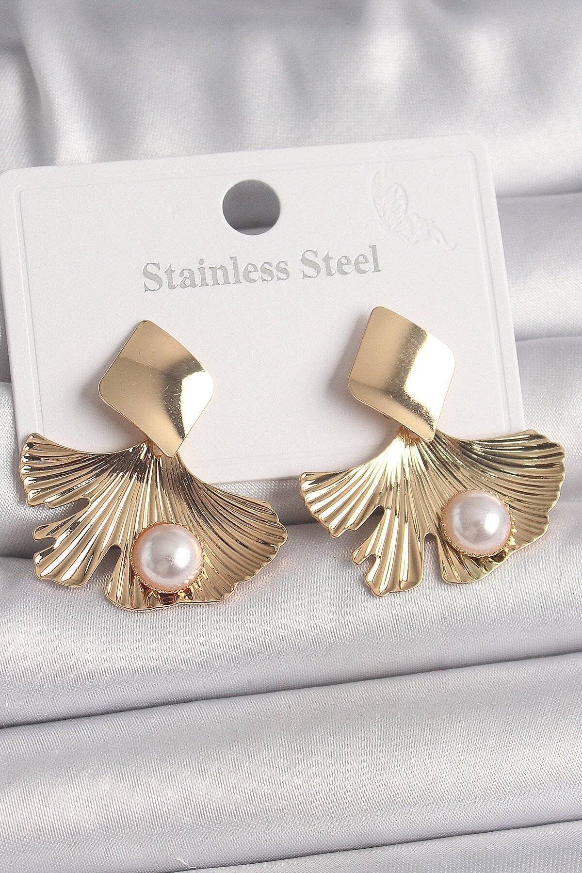 Pirinç Gold Renk Sallantı İnci Detaylı Yaprak Model Kadın Küpe - TJ-BKP10069